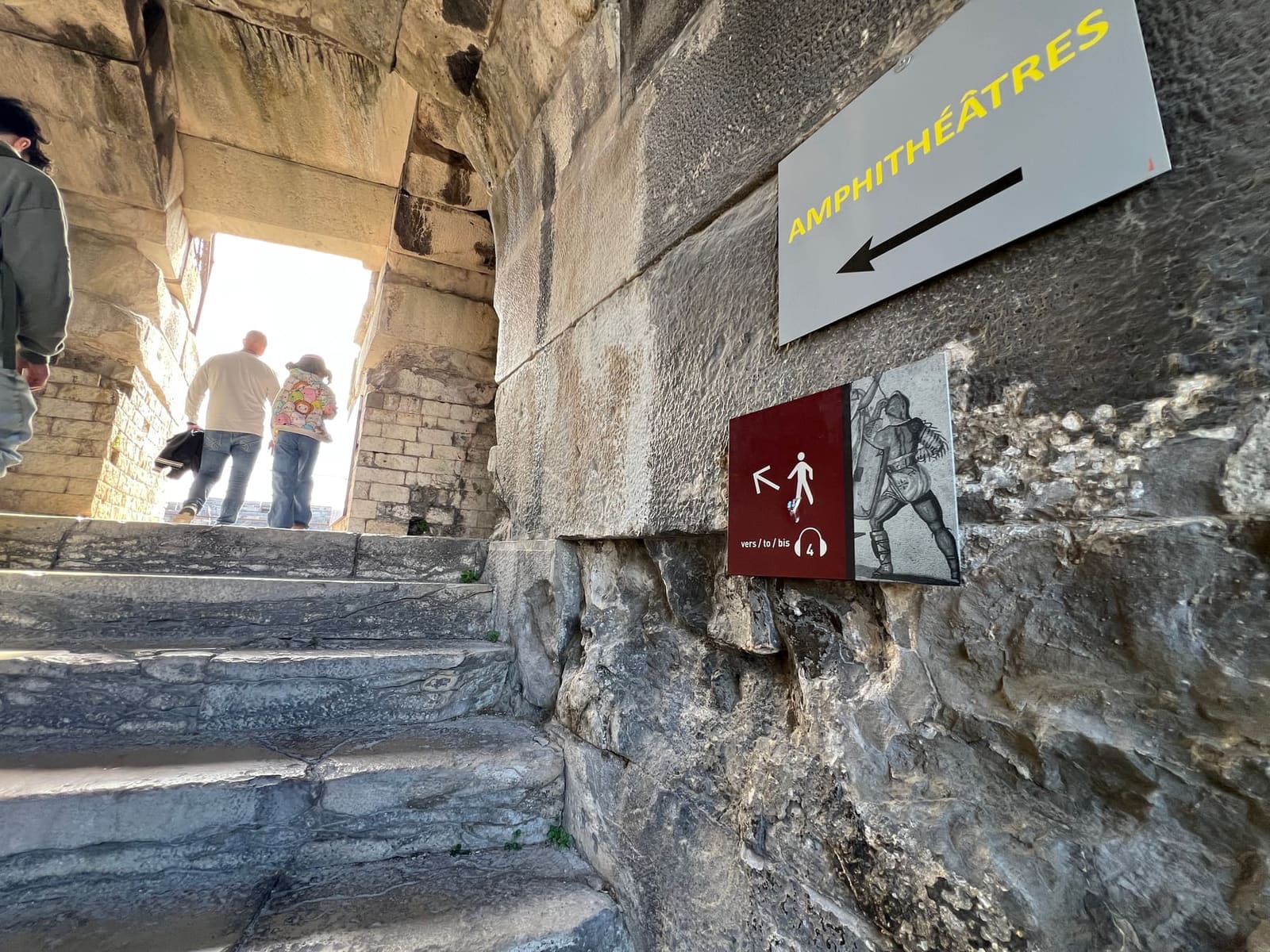 saliamo verso le gradinate lungo le scale di pietra dell'anfiteatro