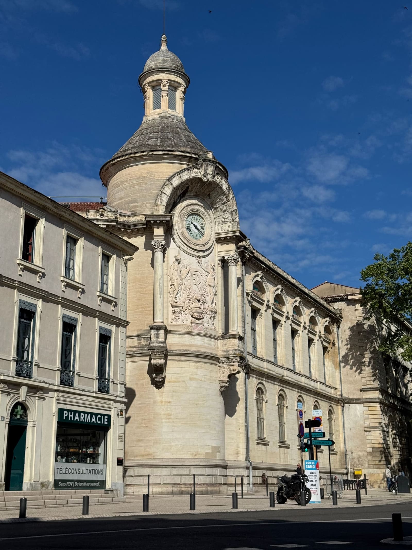 la torretta con l'orologio del palazzo che sta di fronte all'arena, all'angolo sul boulevard