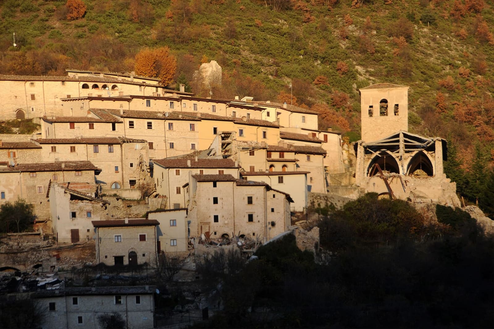 Campi im November 2016, mit dem eingestürzten Portikus und der eingestürzten Fassade der Kirche Sant'Andrea