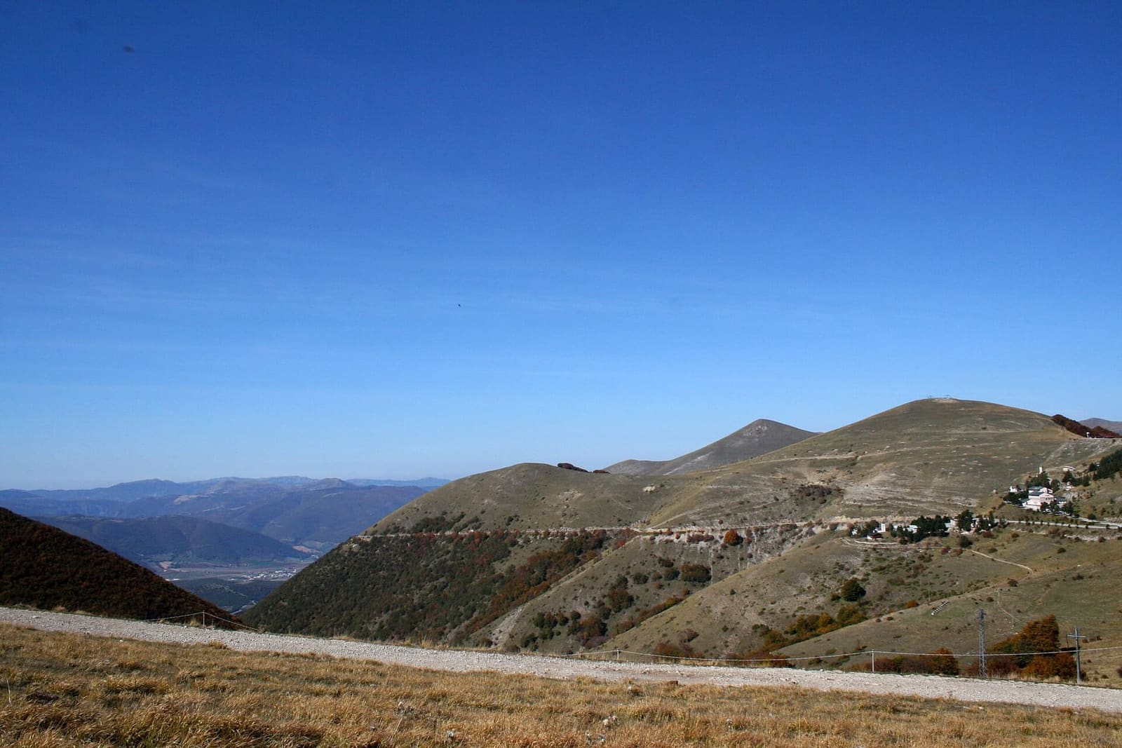 der Hang Richtung Norcia vom Pass Forca Canapine aus, im Oktober