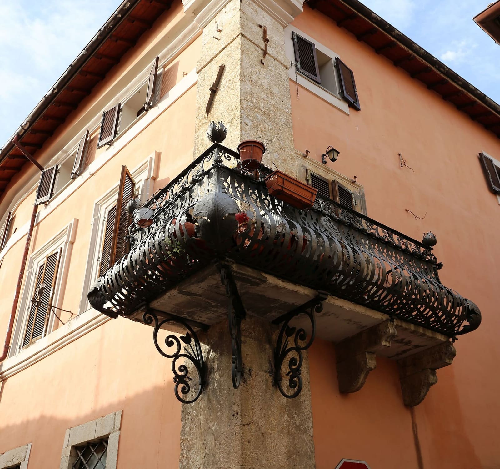 ein schmiedeeiserner Eckbalkon in der via Umberto I, 2019