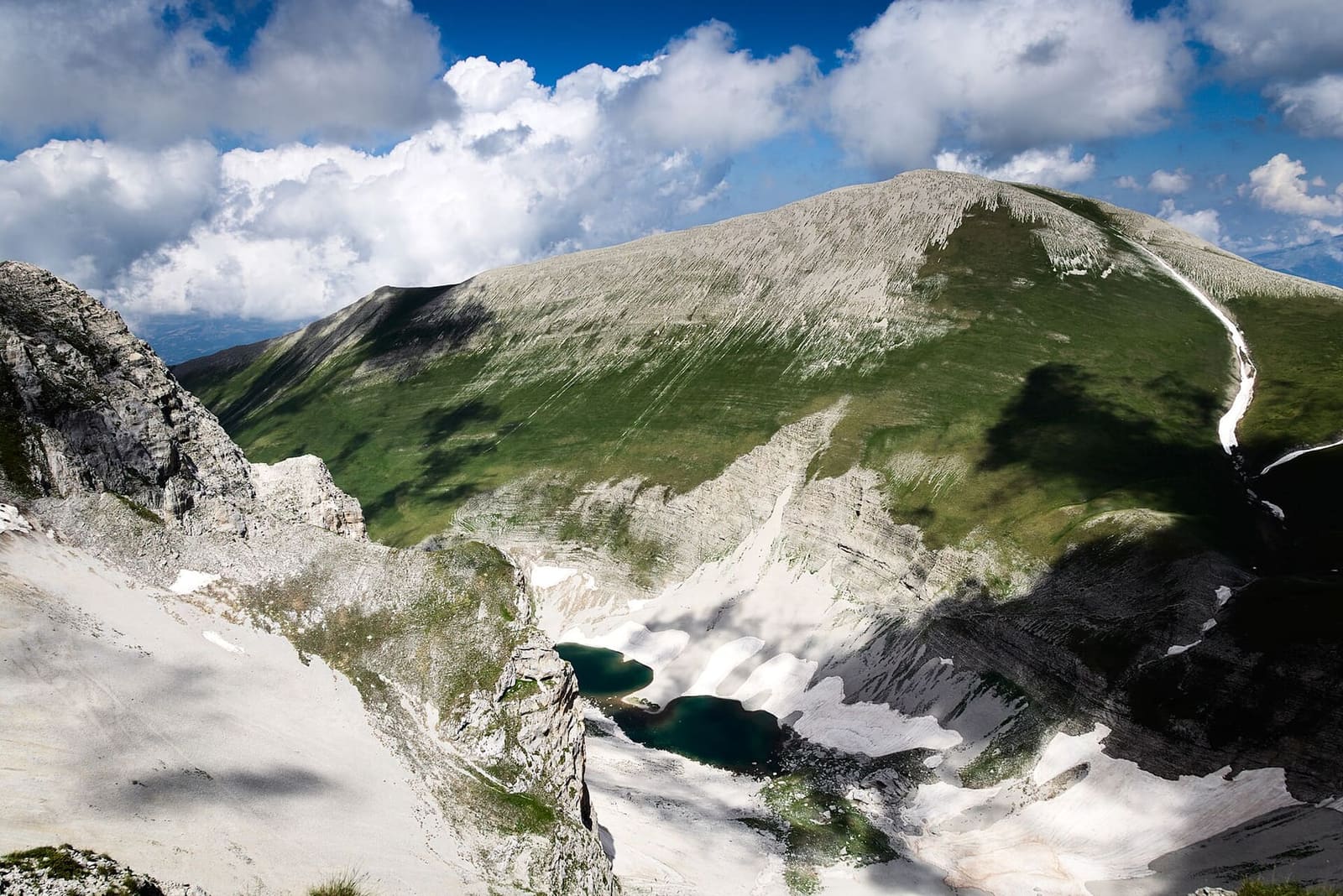 der Lago di Pilato in seinem Gletscherkar unter den Gipfeln des Monte Vettore, im Juli 2018
