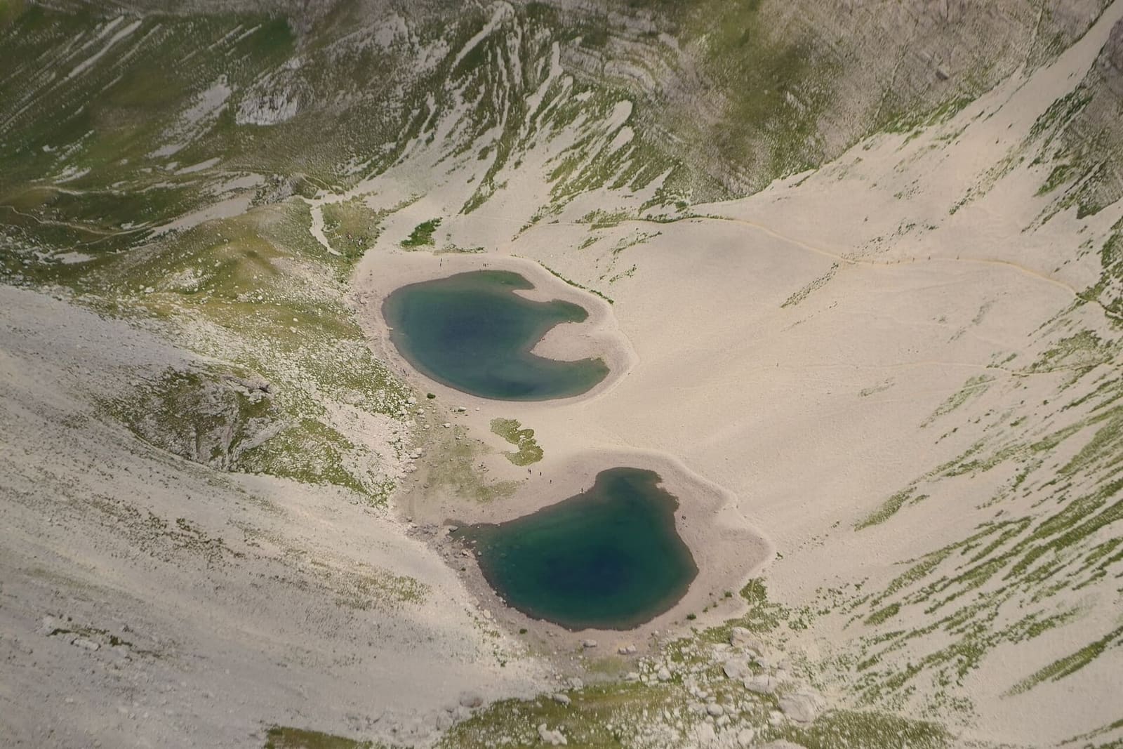 die zwei Wasserflächen des Lago di Pilato von der Cima del Lago aus gesehen, im August 2014