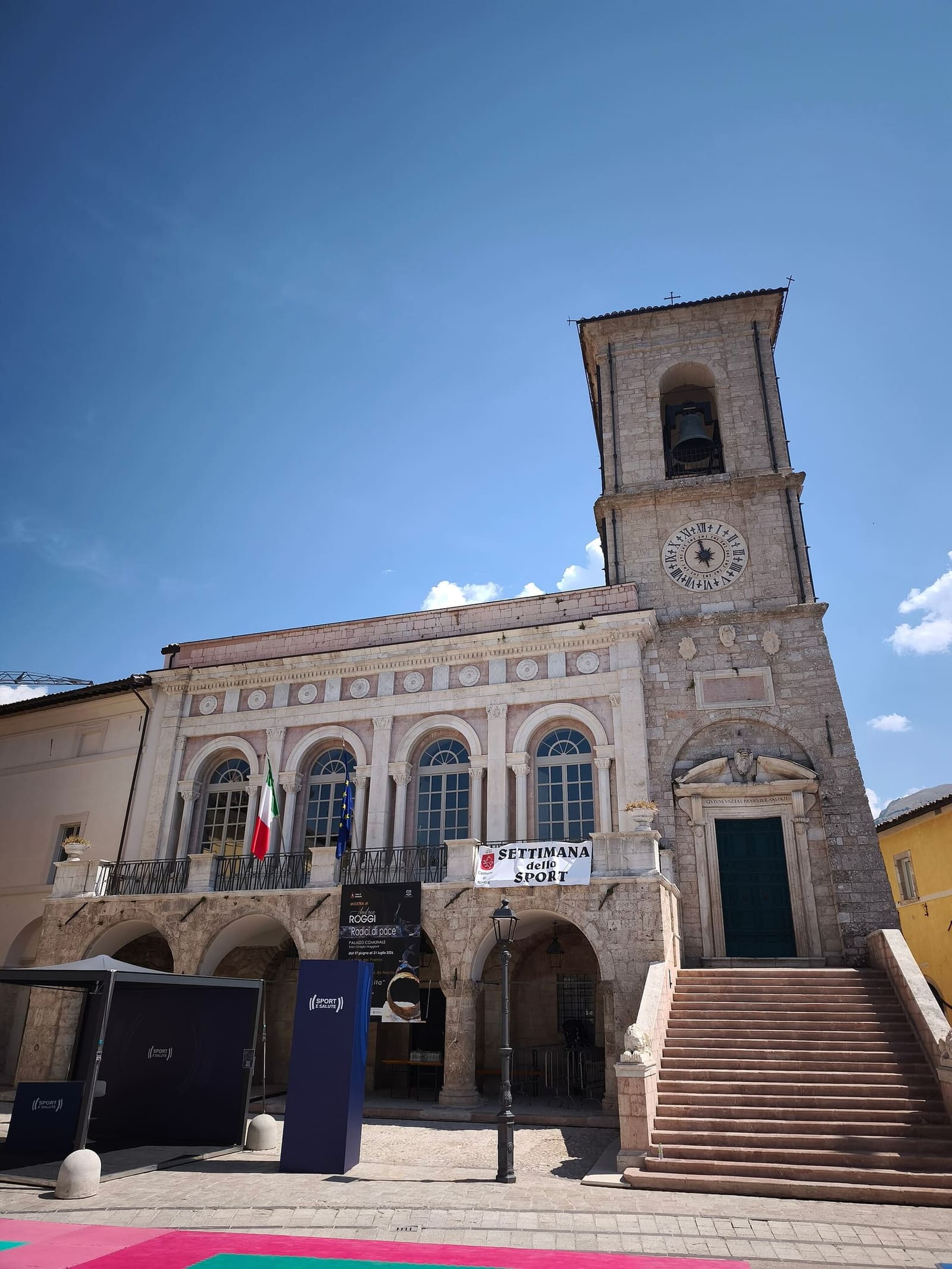 der Palazzo comunale mit dem Portikus, der Treppe und dem Stadtturm, 2026 wiedereröffnet