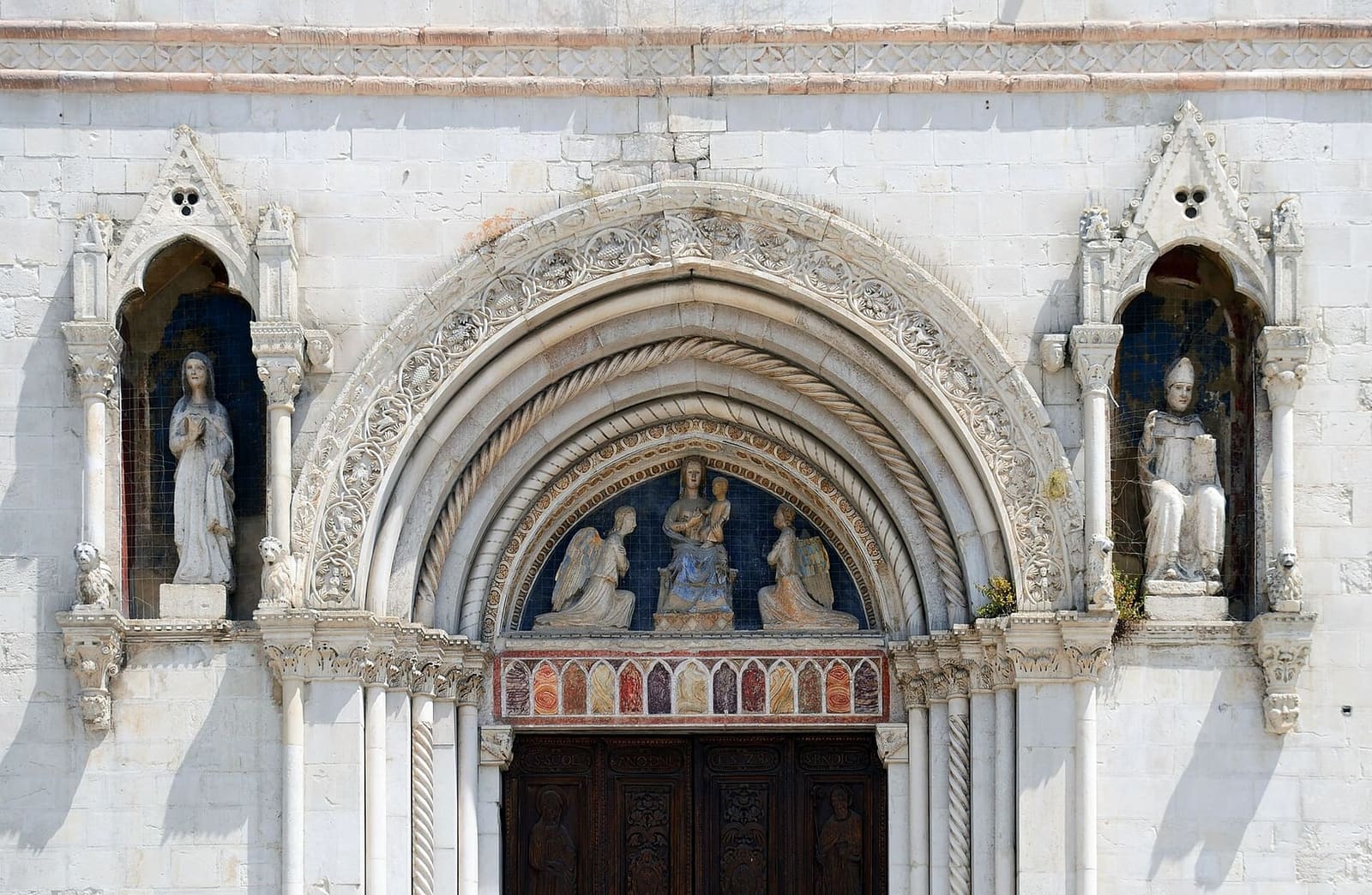 das gotische Portal der Basilika mit den Statuen von Benedikt und Scholastika, 2015, vor dem Erdbeben