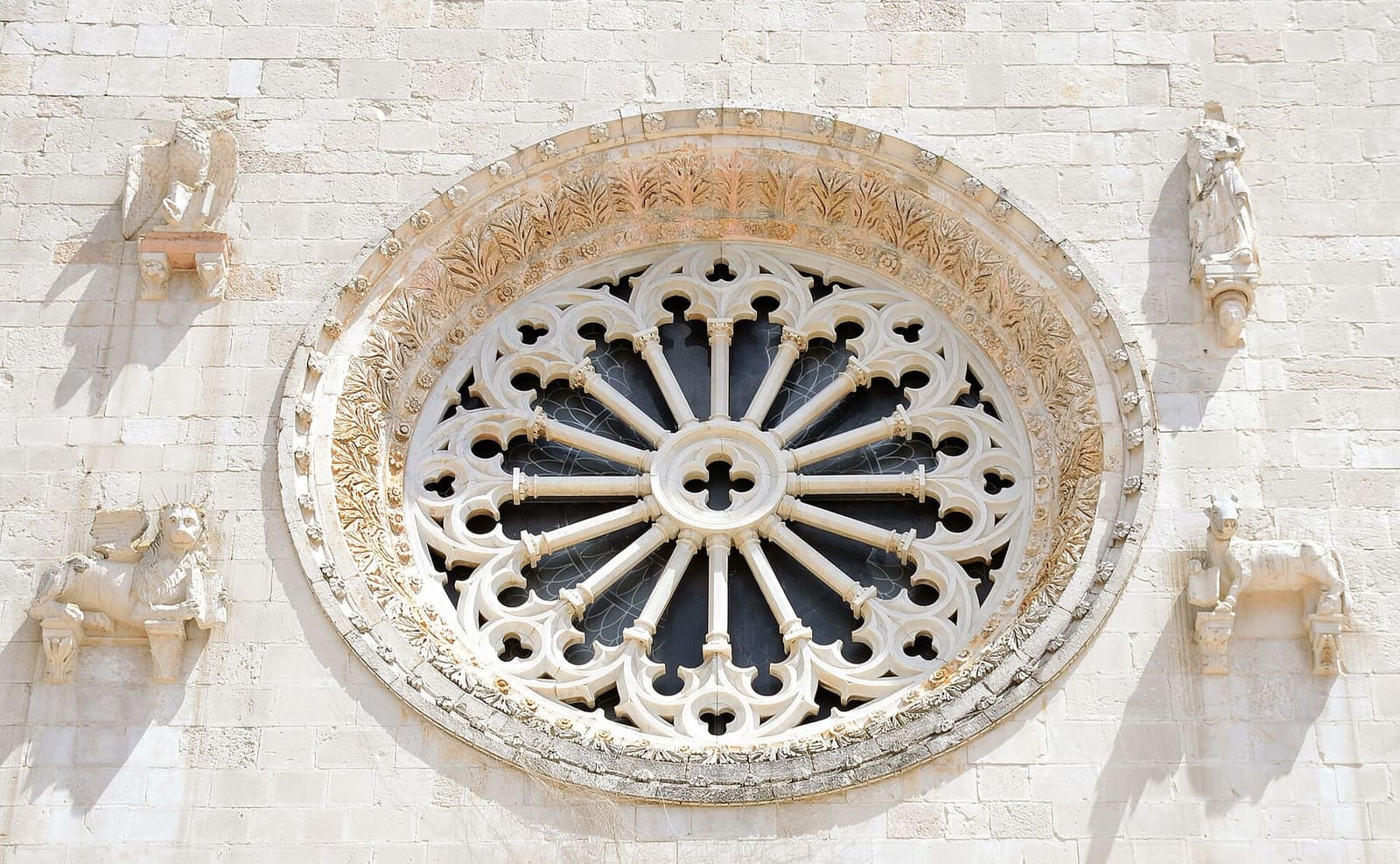 die Fensterrose der Basilika zwischen den Symbolen der Evangelisten, 2015, vor dem Erdbeben