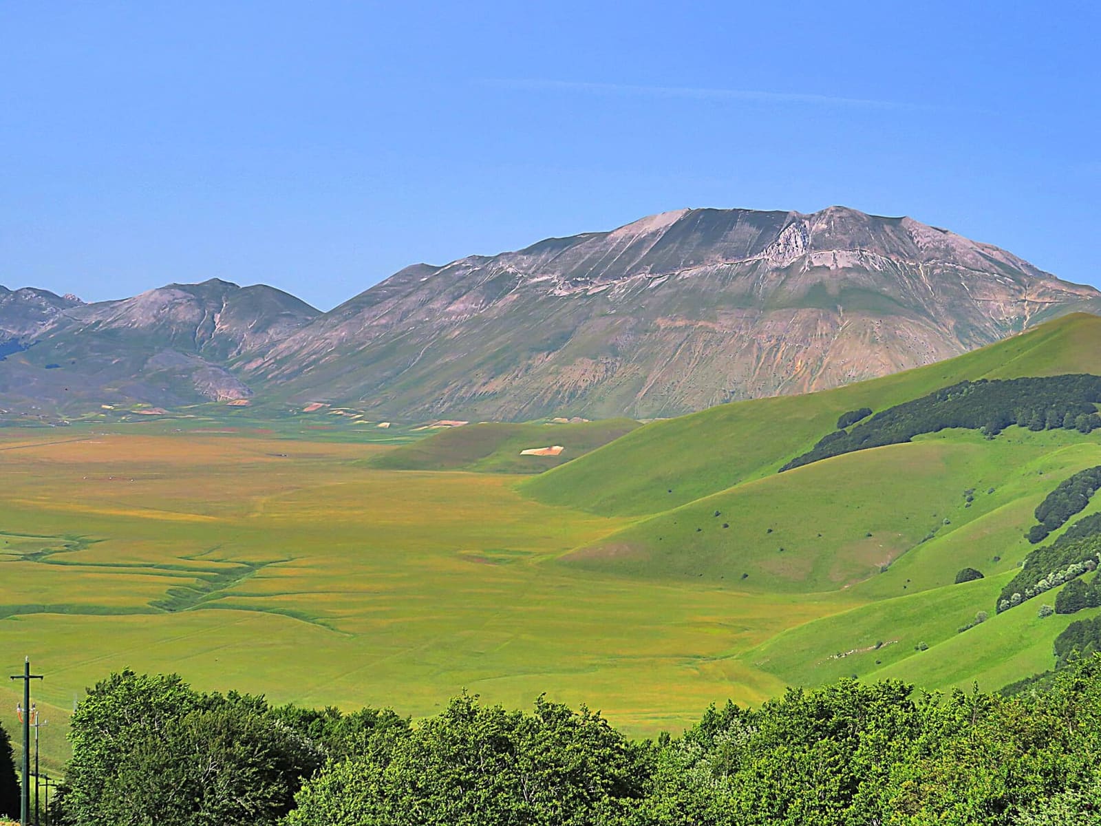 der Monte Vettore über dem Pian Grande, von der Straße nach Castelluccio aus gesehen