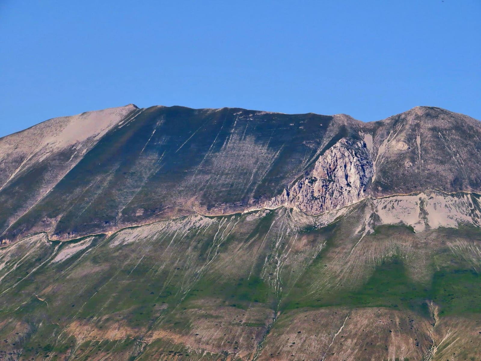 die Wand des Monte Vettore mit der Verwerfung des Cordone, im Juni 2022