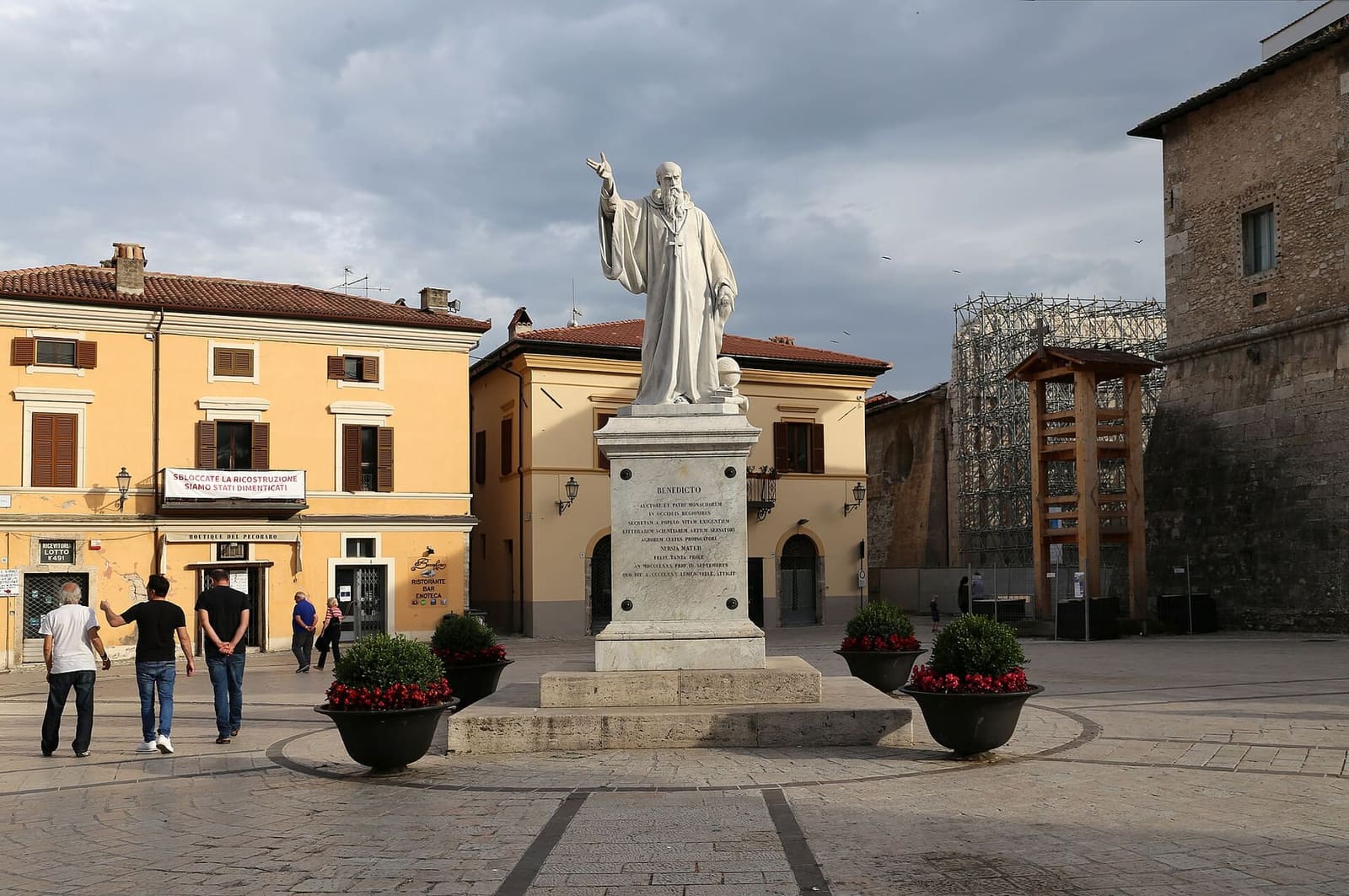 die Statue des heiligen Benedikt mitten auf der piazza San Benedetto, 2019