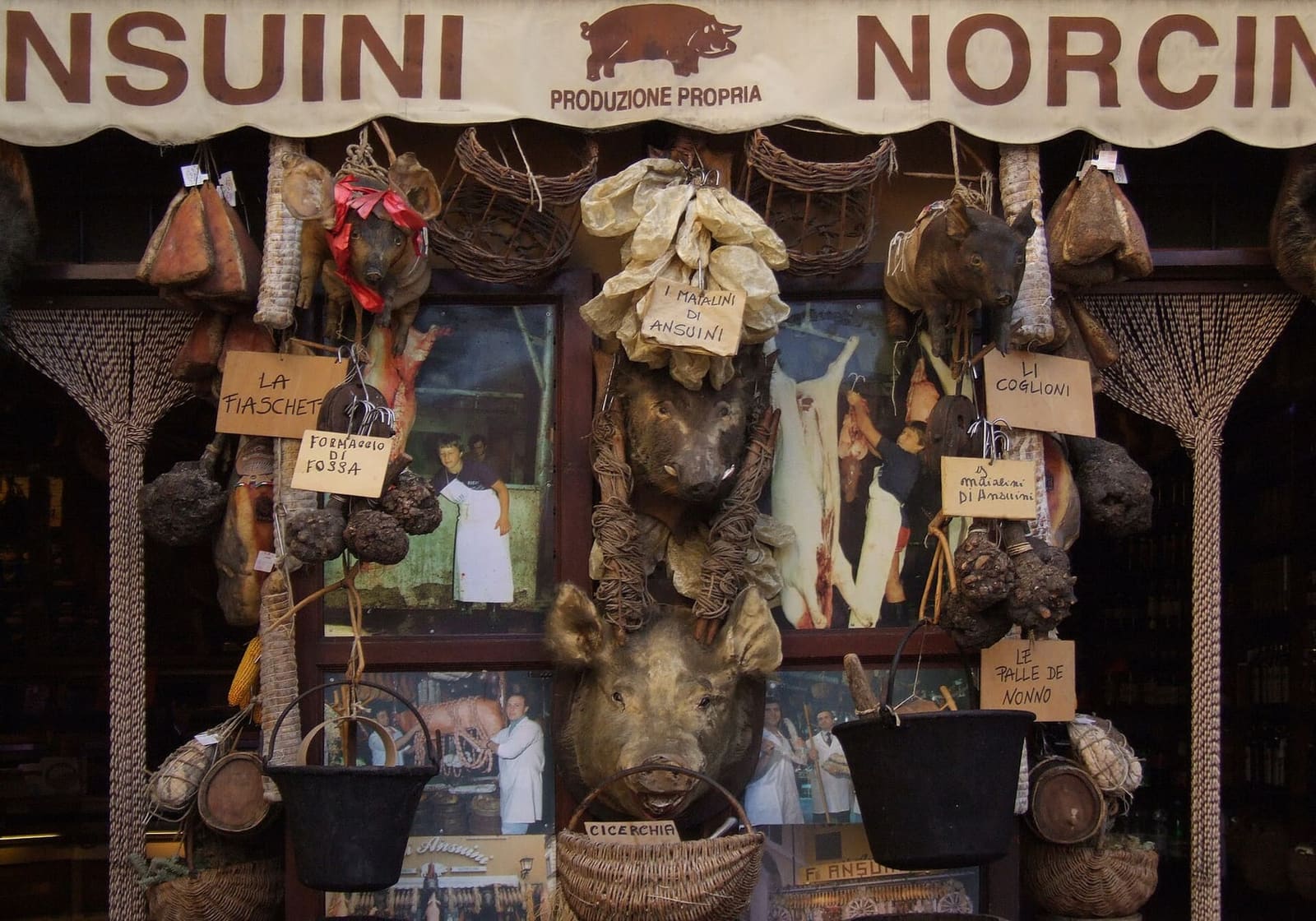 Wurstwaren und ein Wildschweinkopf im Schaufenster einer Norcineria, 2013