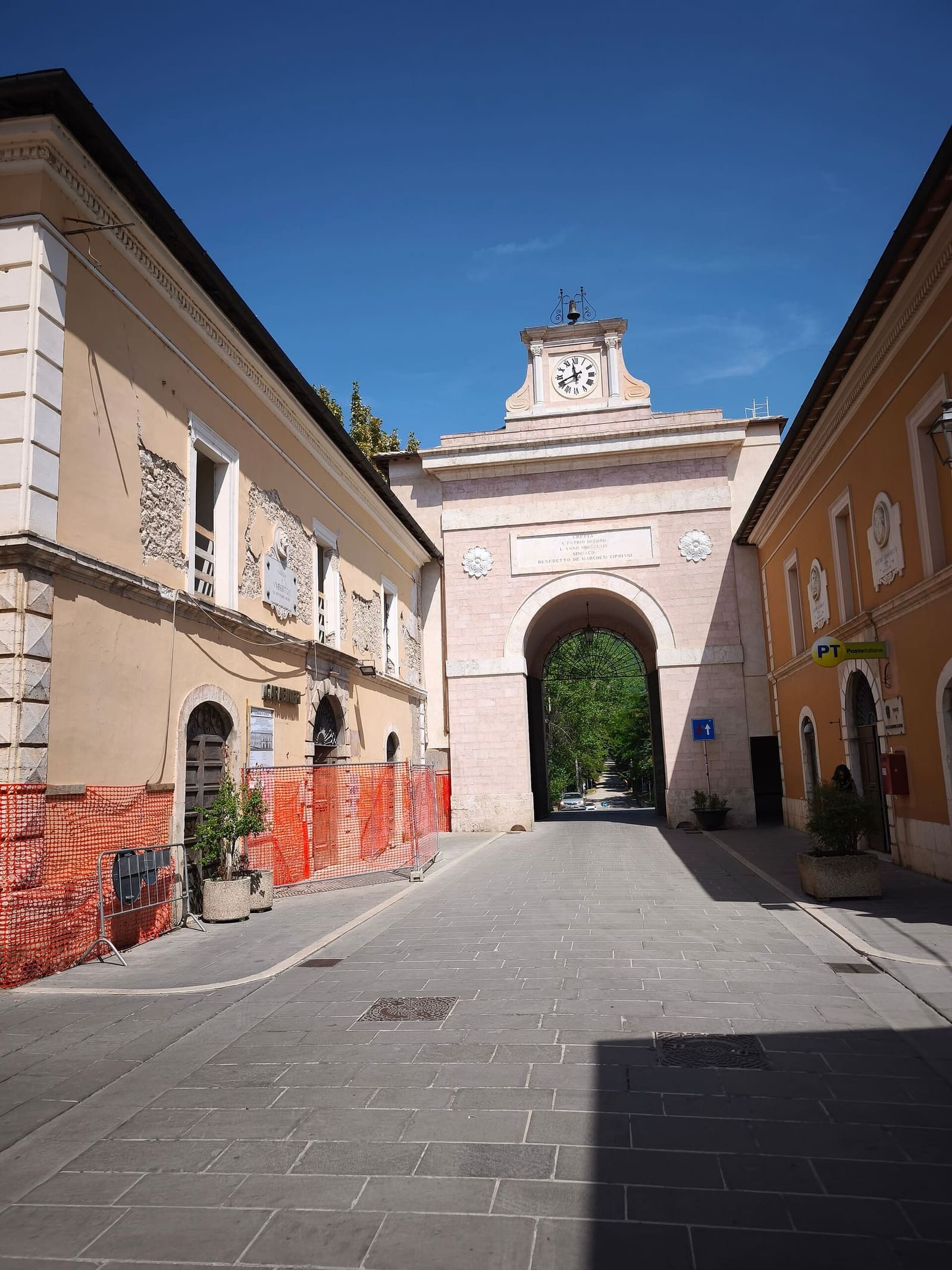 die Porta Romana am Ende der Straße, im August 2026