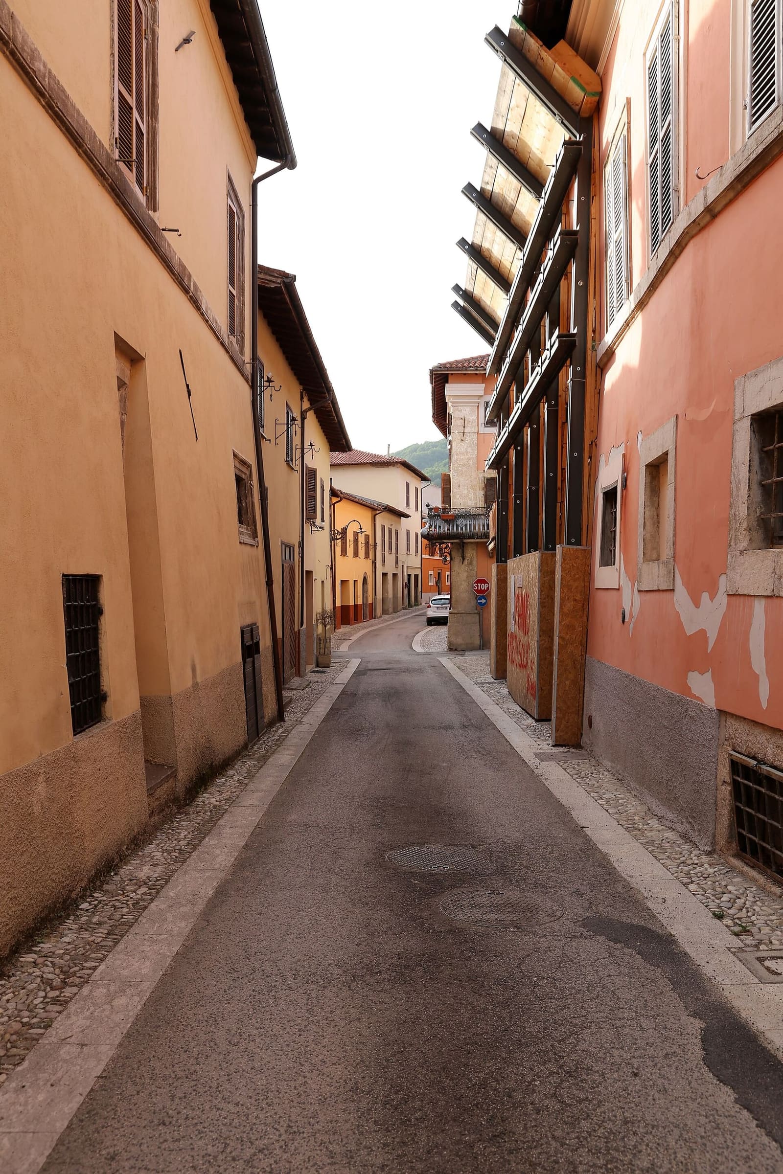 die via Umberto I, eine der Straßen innerhalb der Mauern, 2019