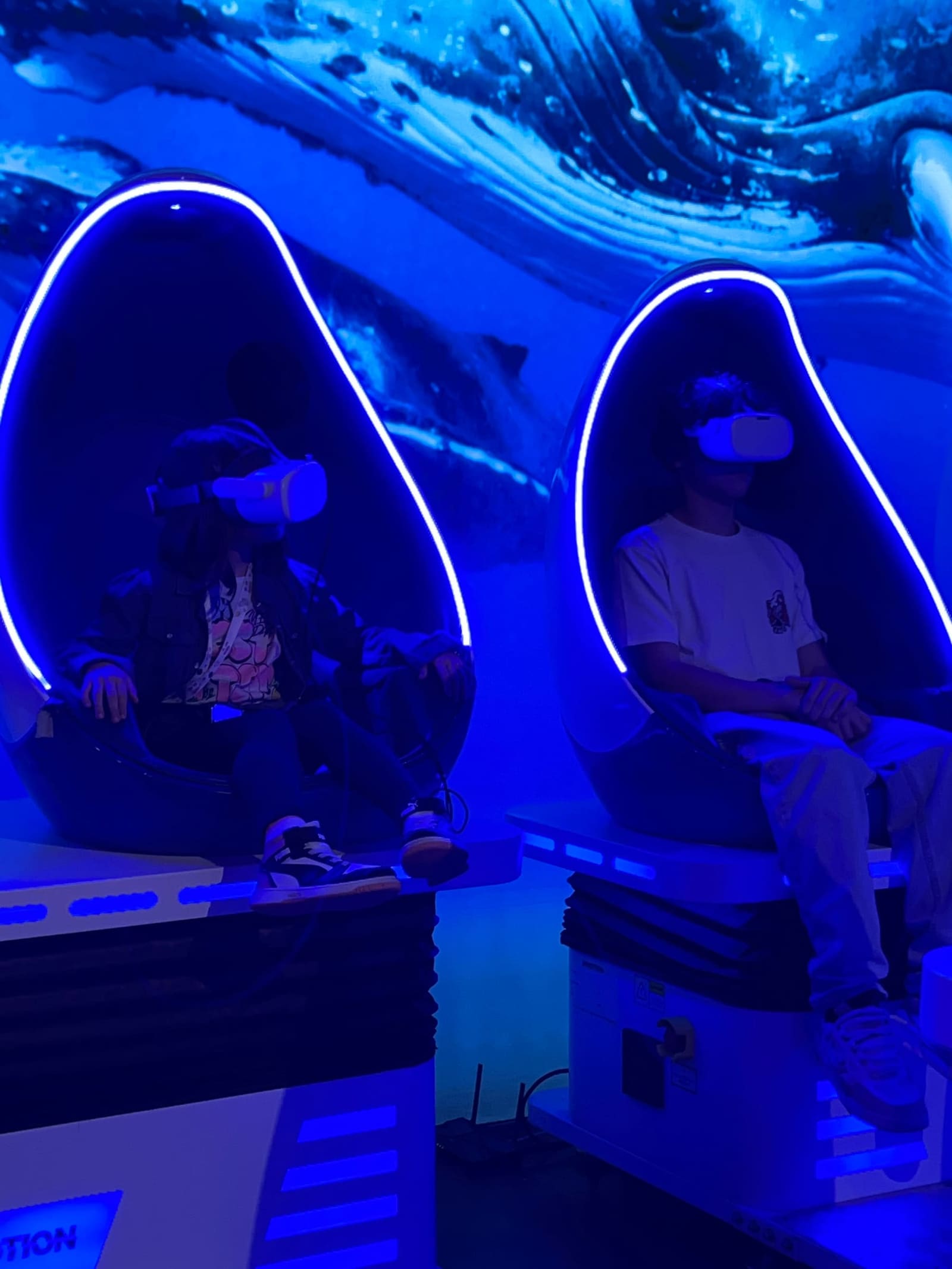 i nostri ragazzi con i visori della realtà virtuale, accanto all'Àrtic, e la balena proiettata alla parete