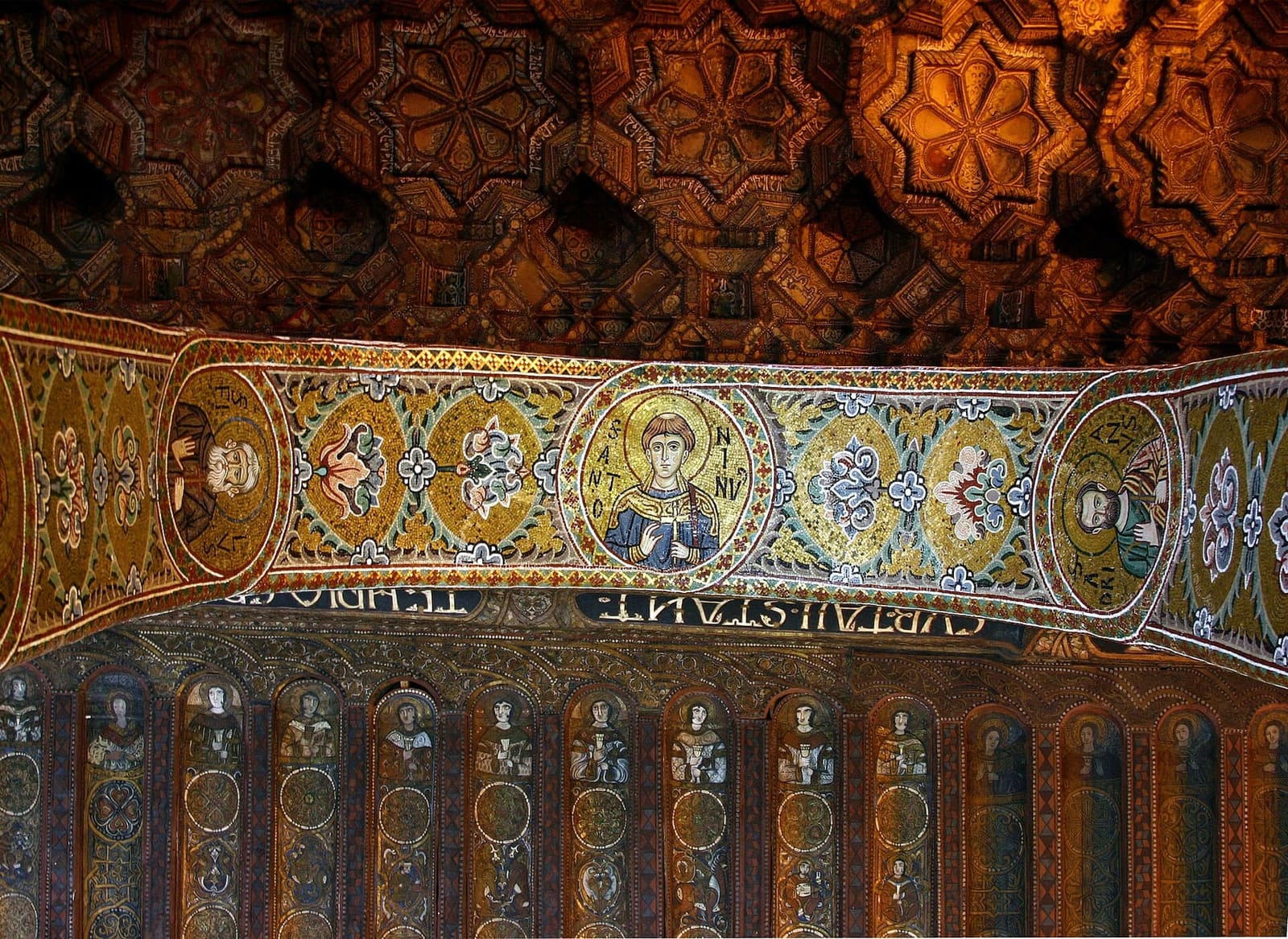 i mosaici sopra gli archi della Cappella Palatina, sotto il soffitto di legno dipinto