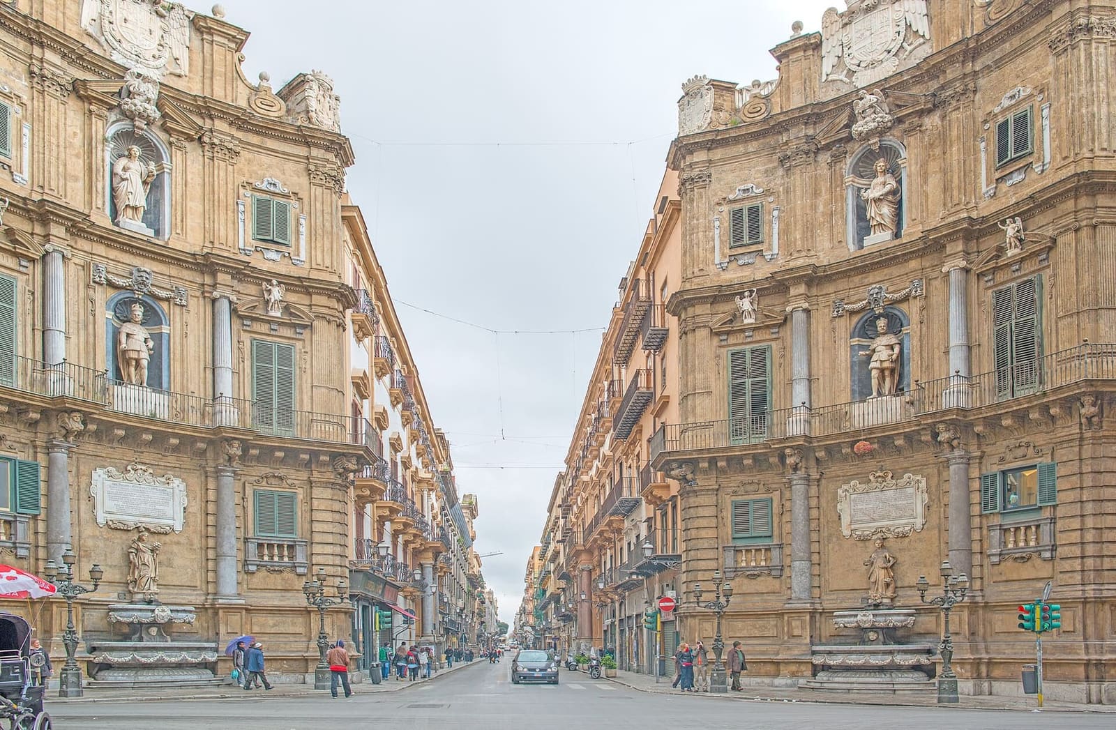 i Quattro Canti, con le facciate curve sull'incrocio fra via Maqueda e il Cassaro