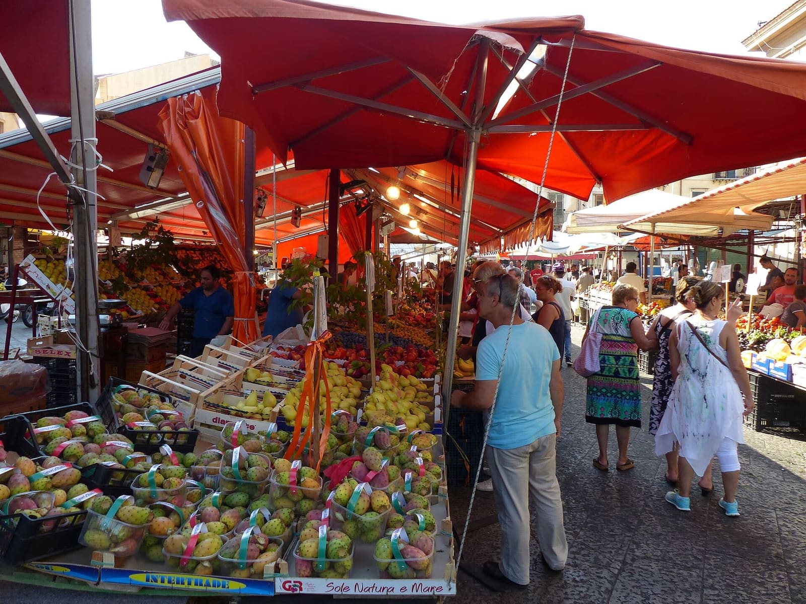 i banchi della frutta e la folla al mercato di Ballarò