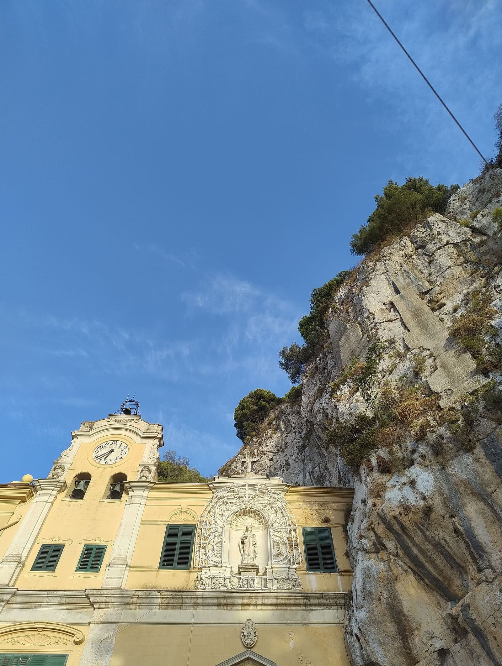 la facciata del santuario di Santa Rosalia, addossata alla roccia del Monte Pellegrino