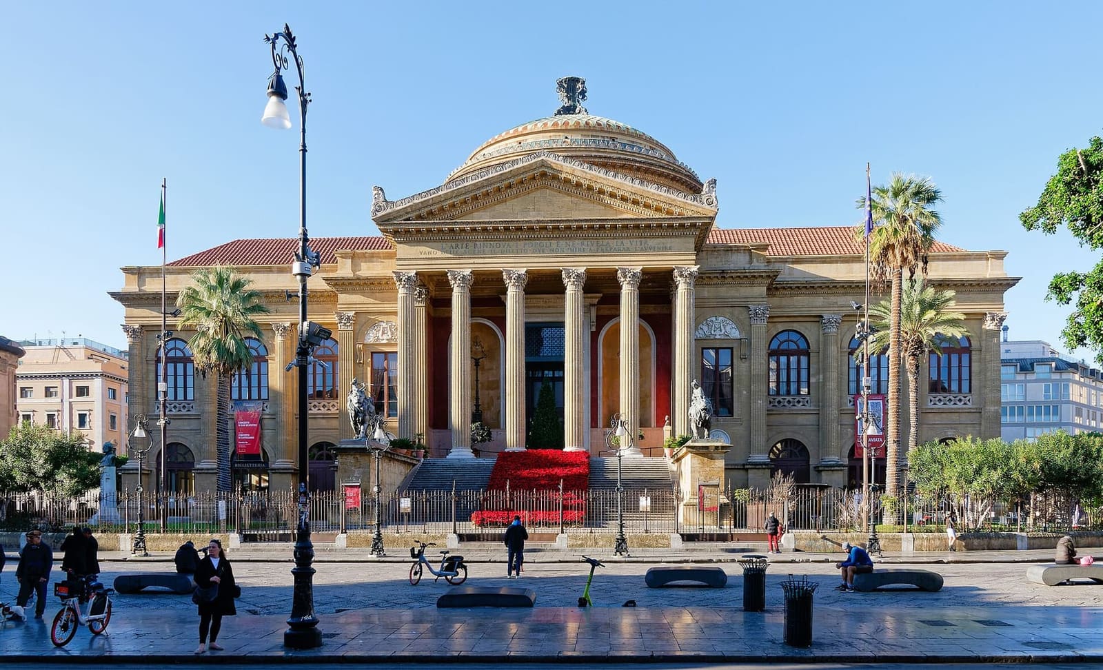 il Teatro Massimo su piazza Verdi