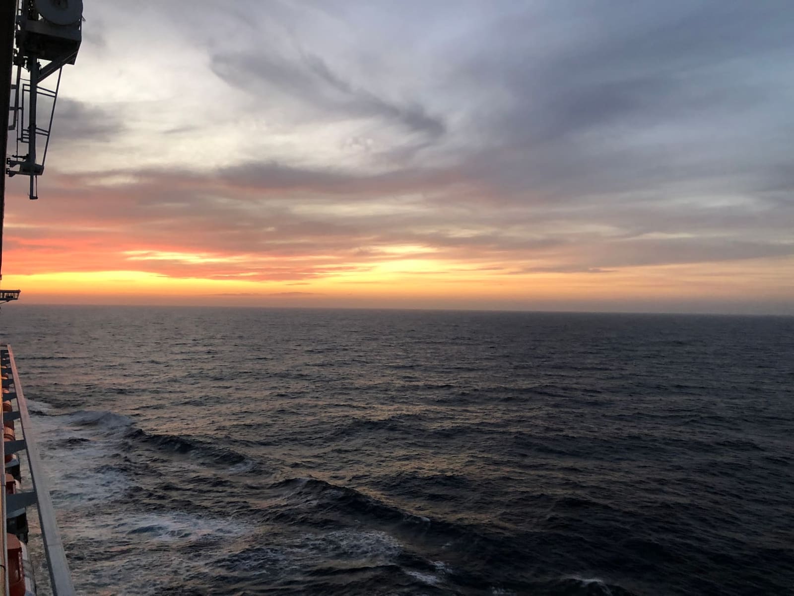 il tramonto sul Tirreno, dal ponte del traghetto