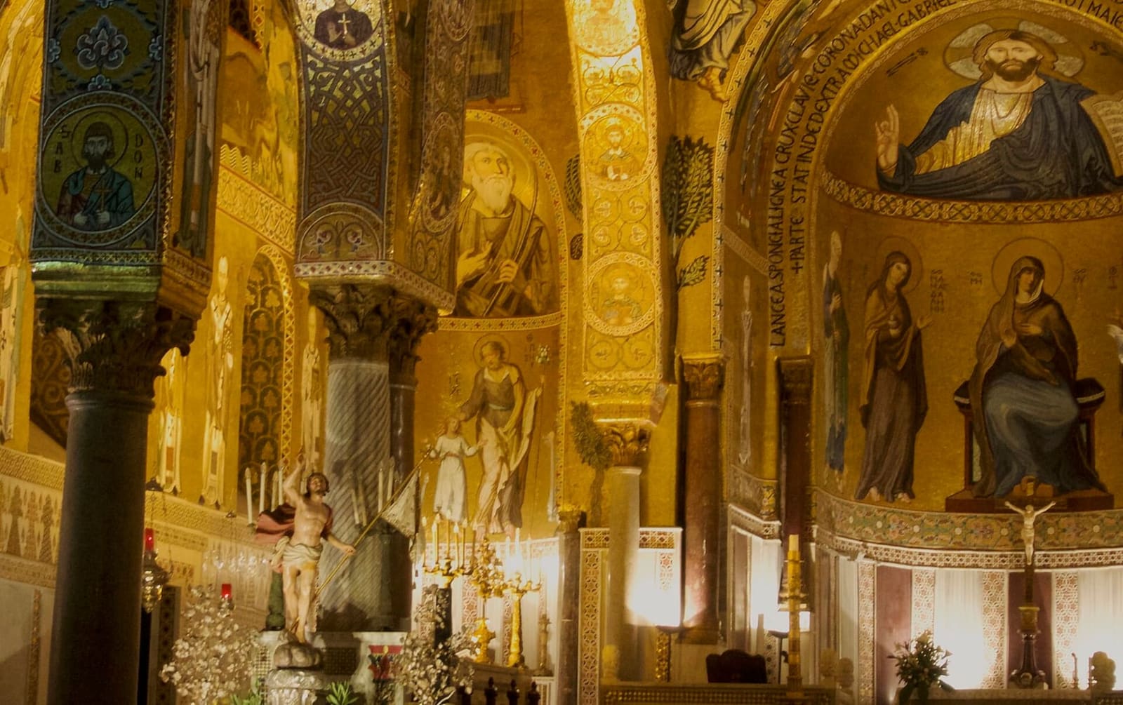 l'abside della Cappella Palatina, con il Cristo Pantocratore nei mosaici d'oro