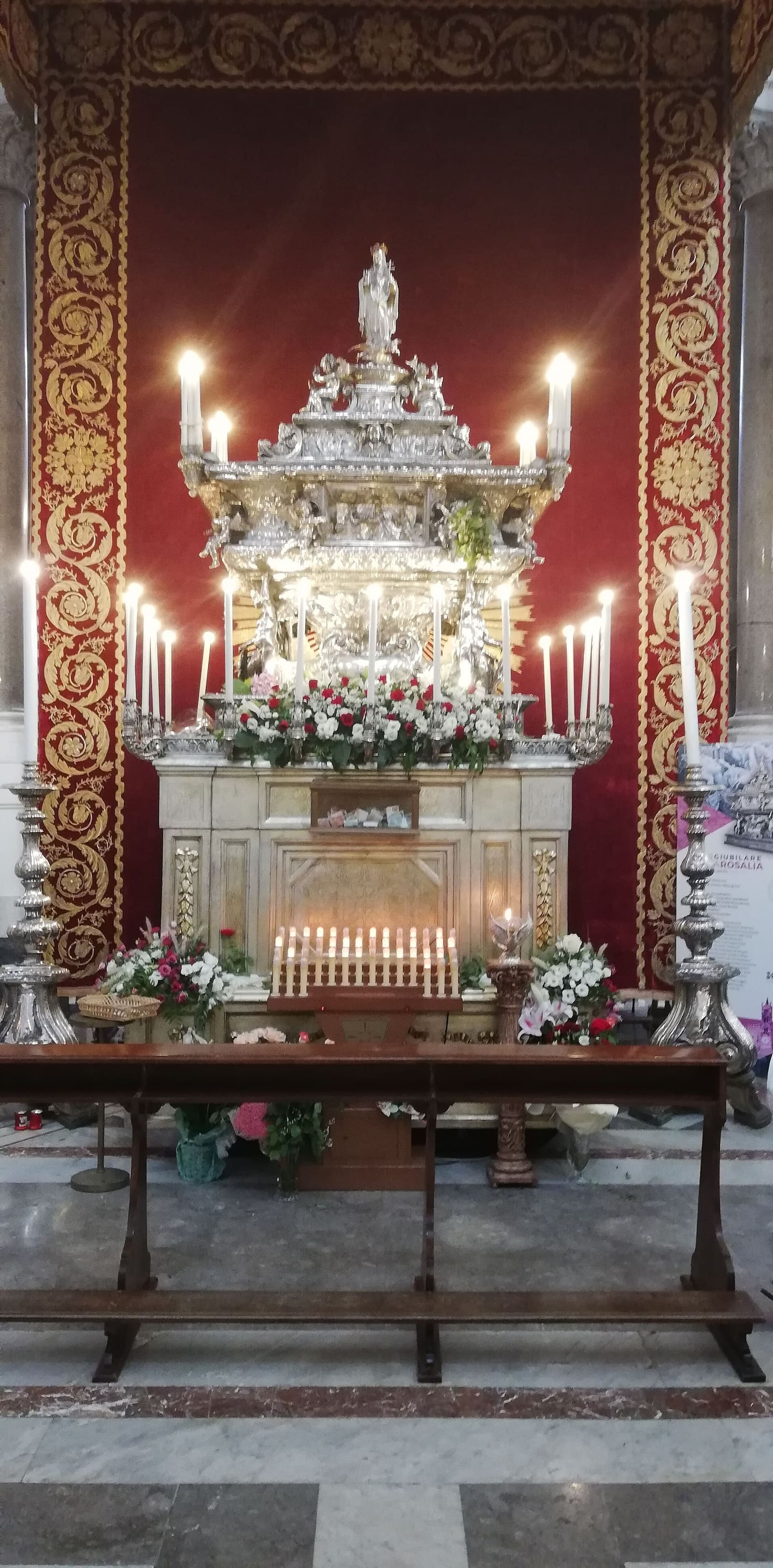 l'urna d'argento di Santa Rosalia esposta in cattedrale per il Festino