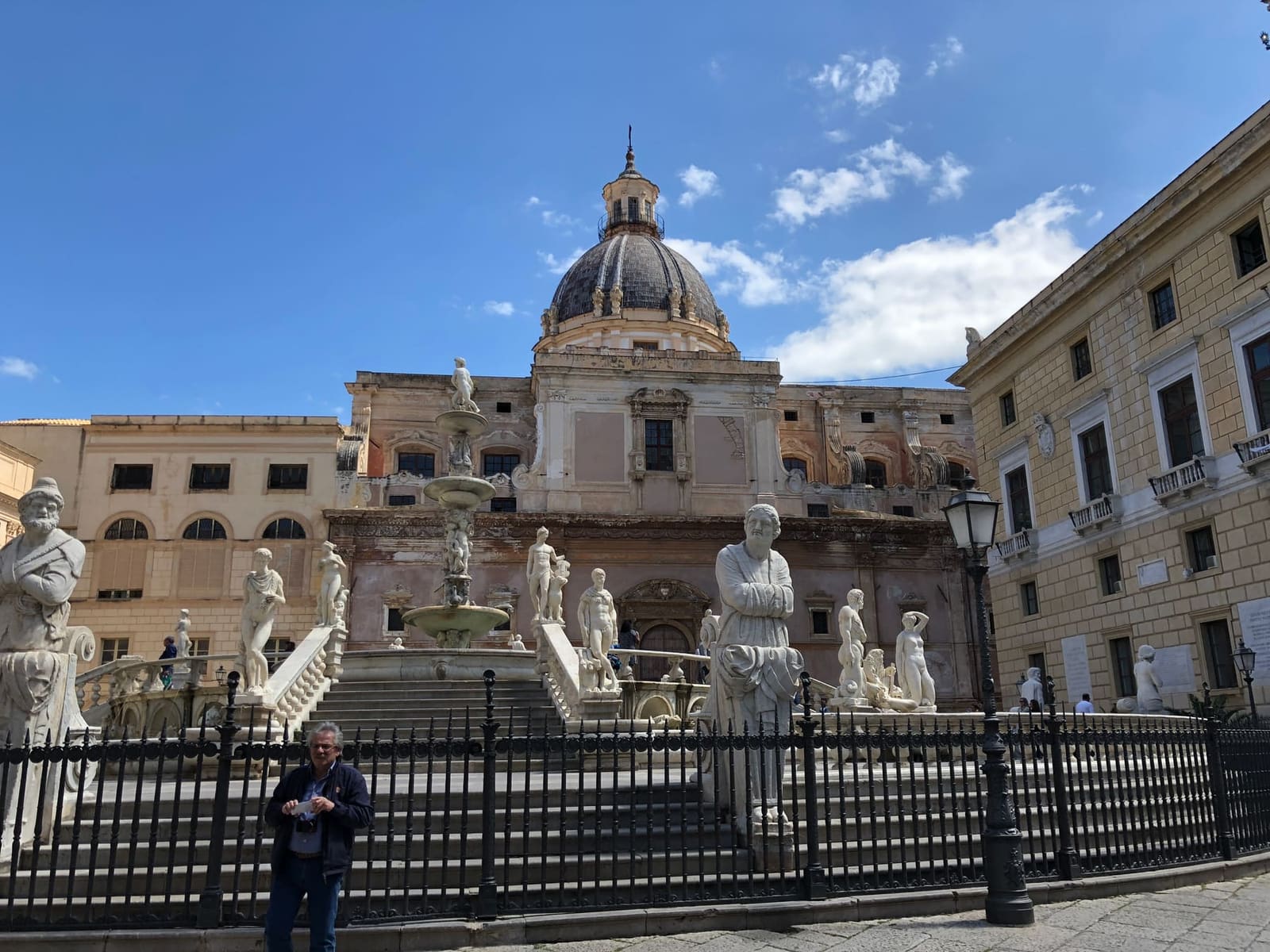 la Fontana Pretoria e la cupola di Santa Caterina, da piazza Pretoria