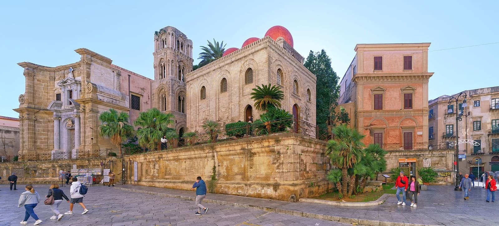 piazza Bellini con la Martorana e il suo campanile, e accanto le cupole rosse di San Cataldo