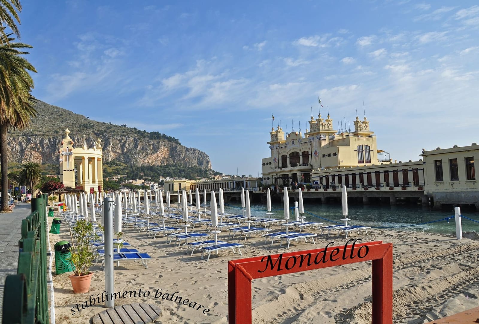 la spiaggia di Mondello e lo stabilimento balneare liberty sul mare