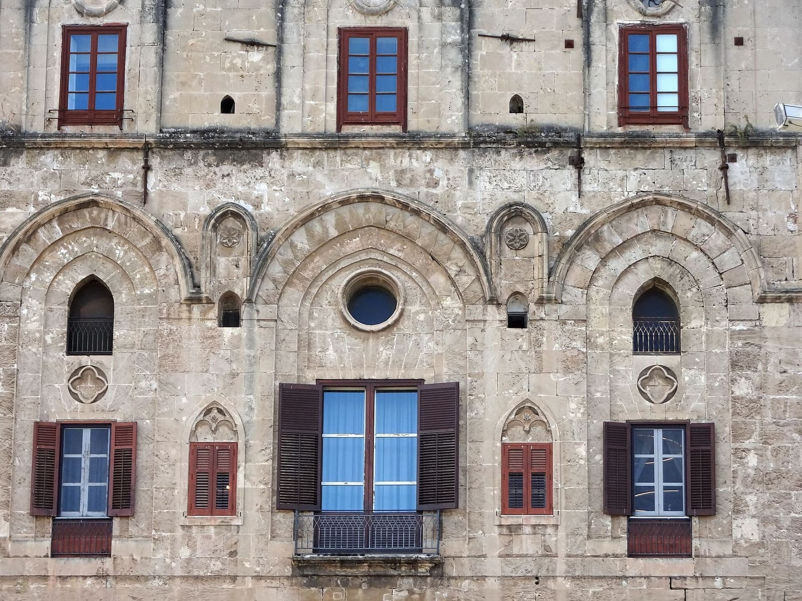 la facciata normanna del Palazzo dei Normanni, con gli archi ciechi intorno alle finestre