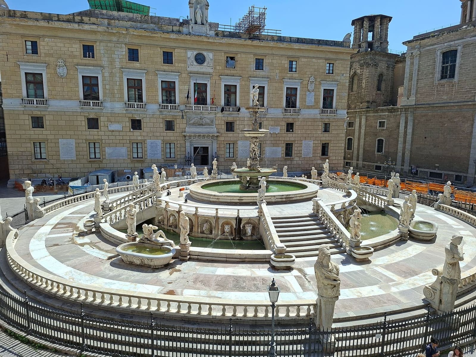 la Fontana Pretoria vista dall'alto, con le statue sulla balaustra e il Palazzo delle Aquile dietro