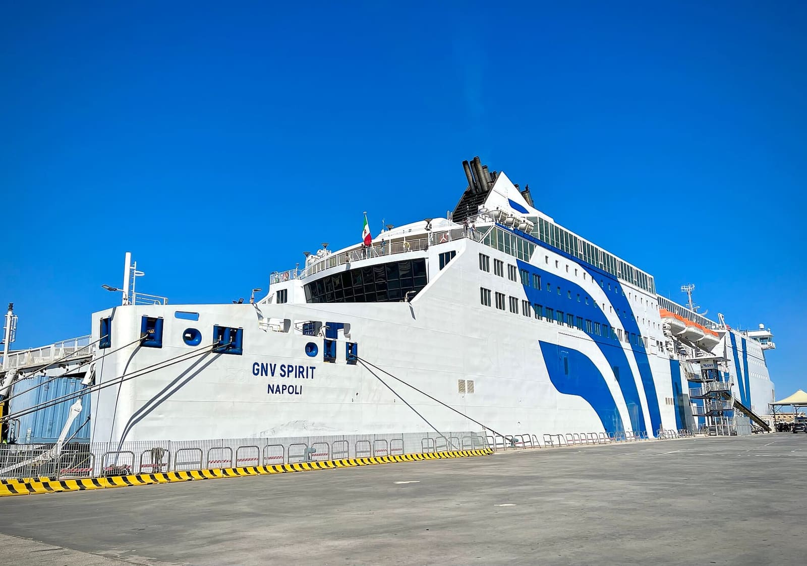 la fiancata di un traghetto della GNV ormeggiato al porto di Palermo