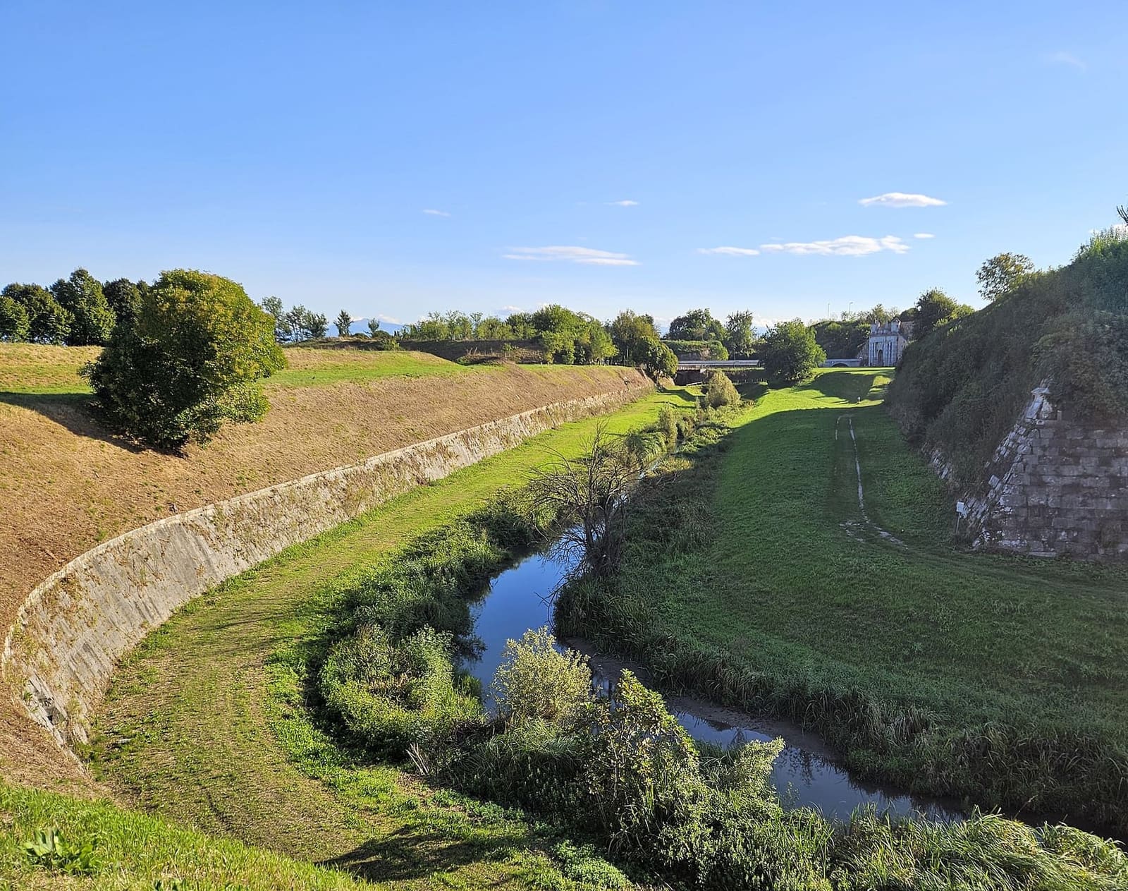 i bastioni e il fossato nei pressi di Porta Udine