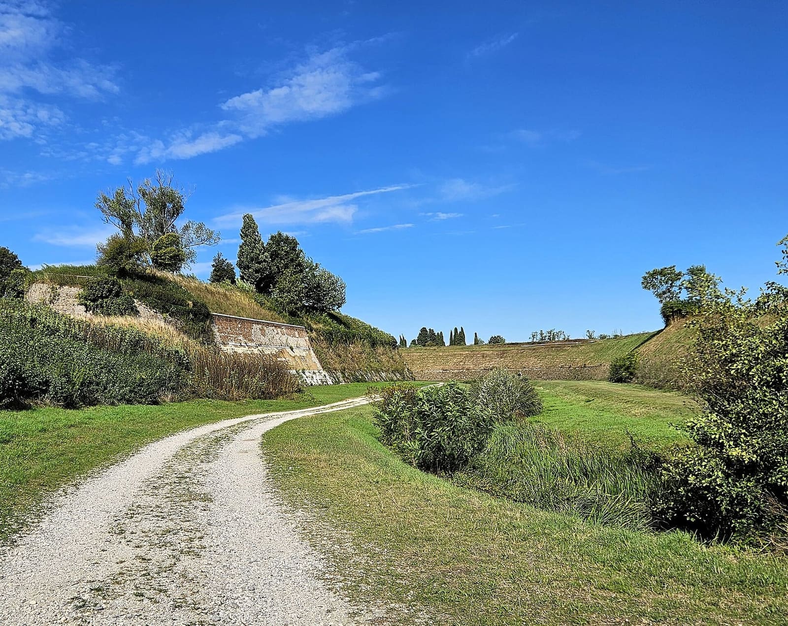 il sentiero che corre fra i bastioni e i fossati della cerchia