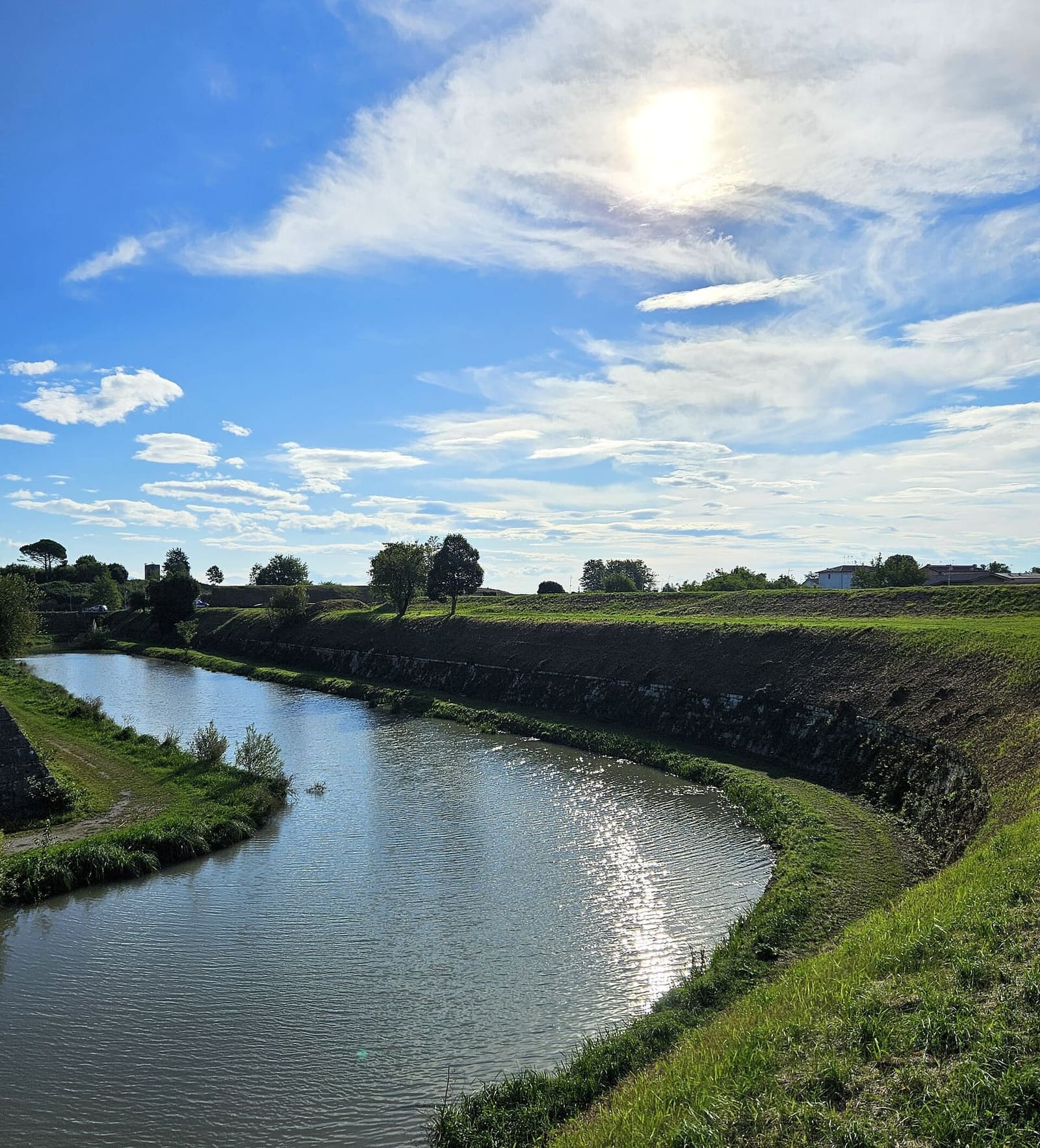il fossato pieno d'acqua che segue la curva dei bastioni
