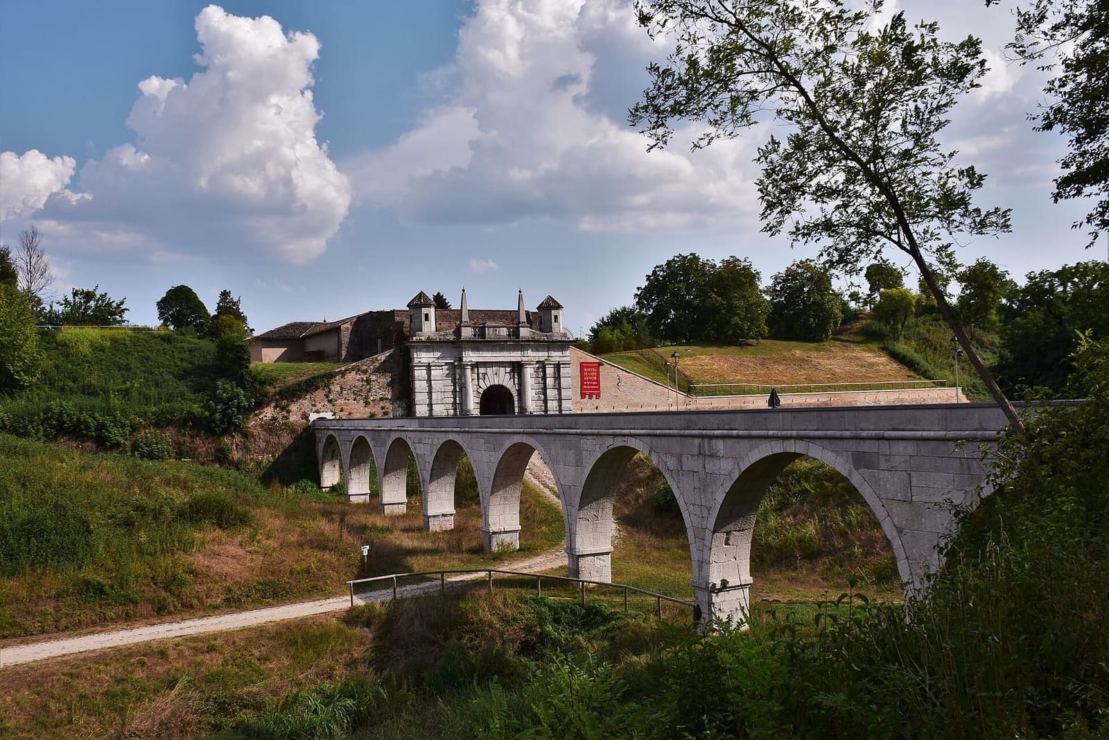 il ponte ad arcate sul fossato davanti a Porta Udine