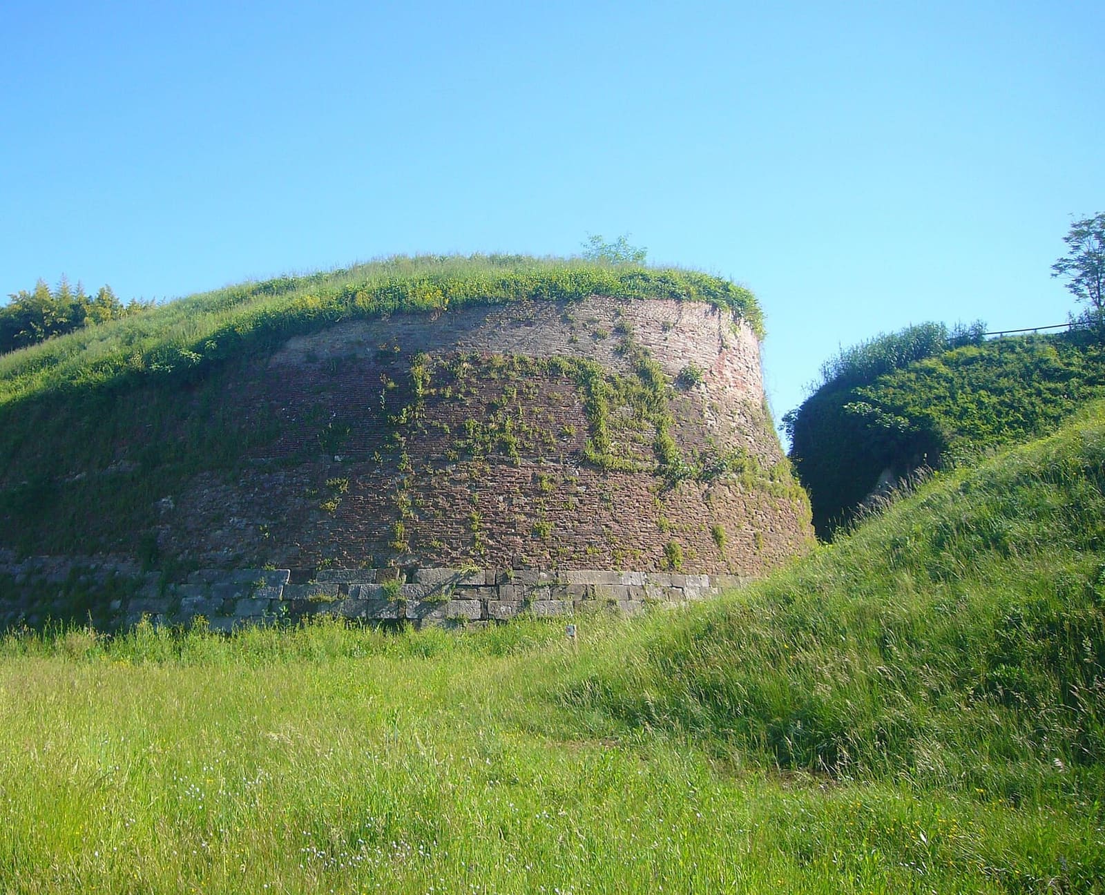 l'orecchione in mattoni di un bastione, coperto dall'erba