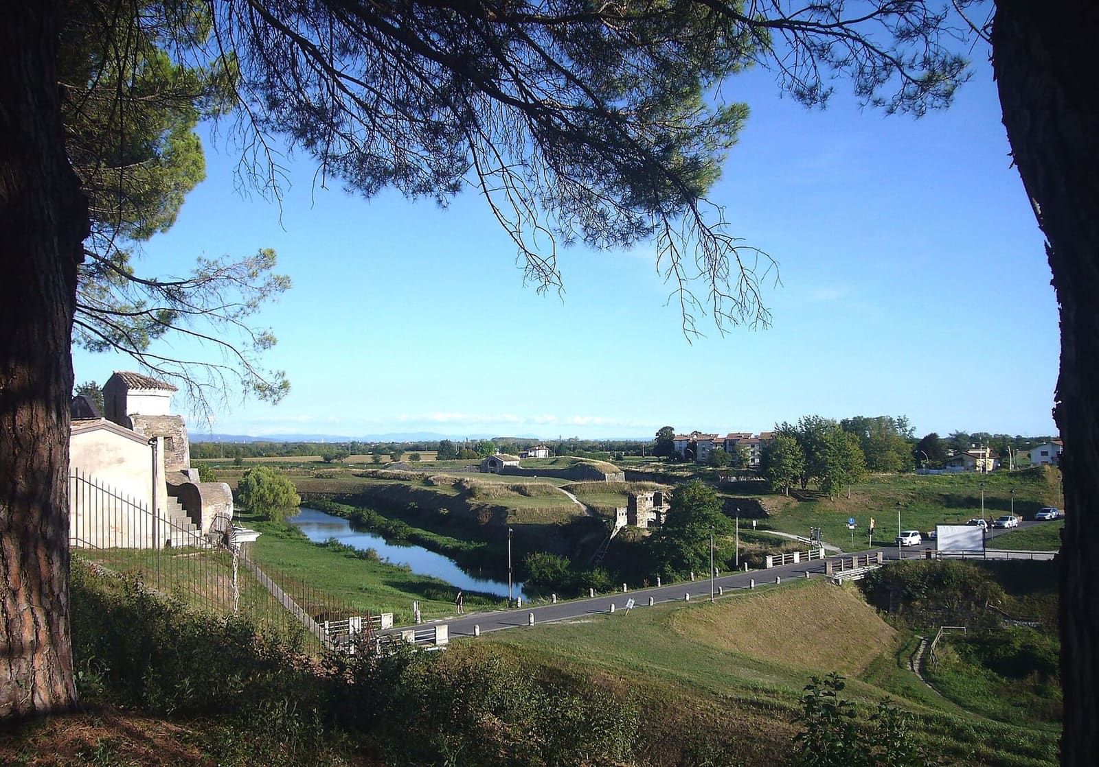i fossati e le opere esterne della fortezza visti dal Parco dell'Aviatore