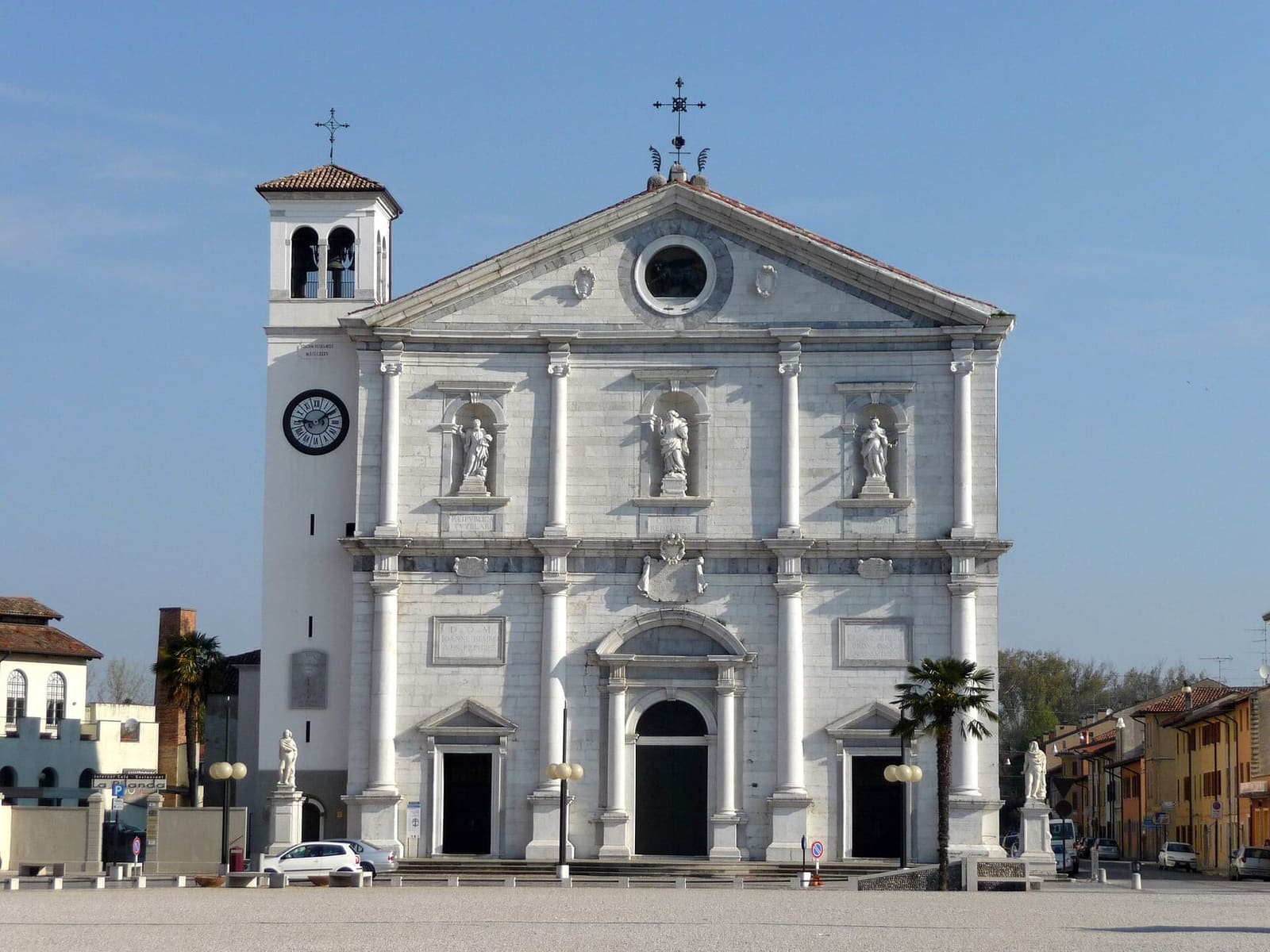la facciata in pietra d'Istria del Duomo dogale del Santissimo Redentore