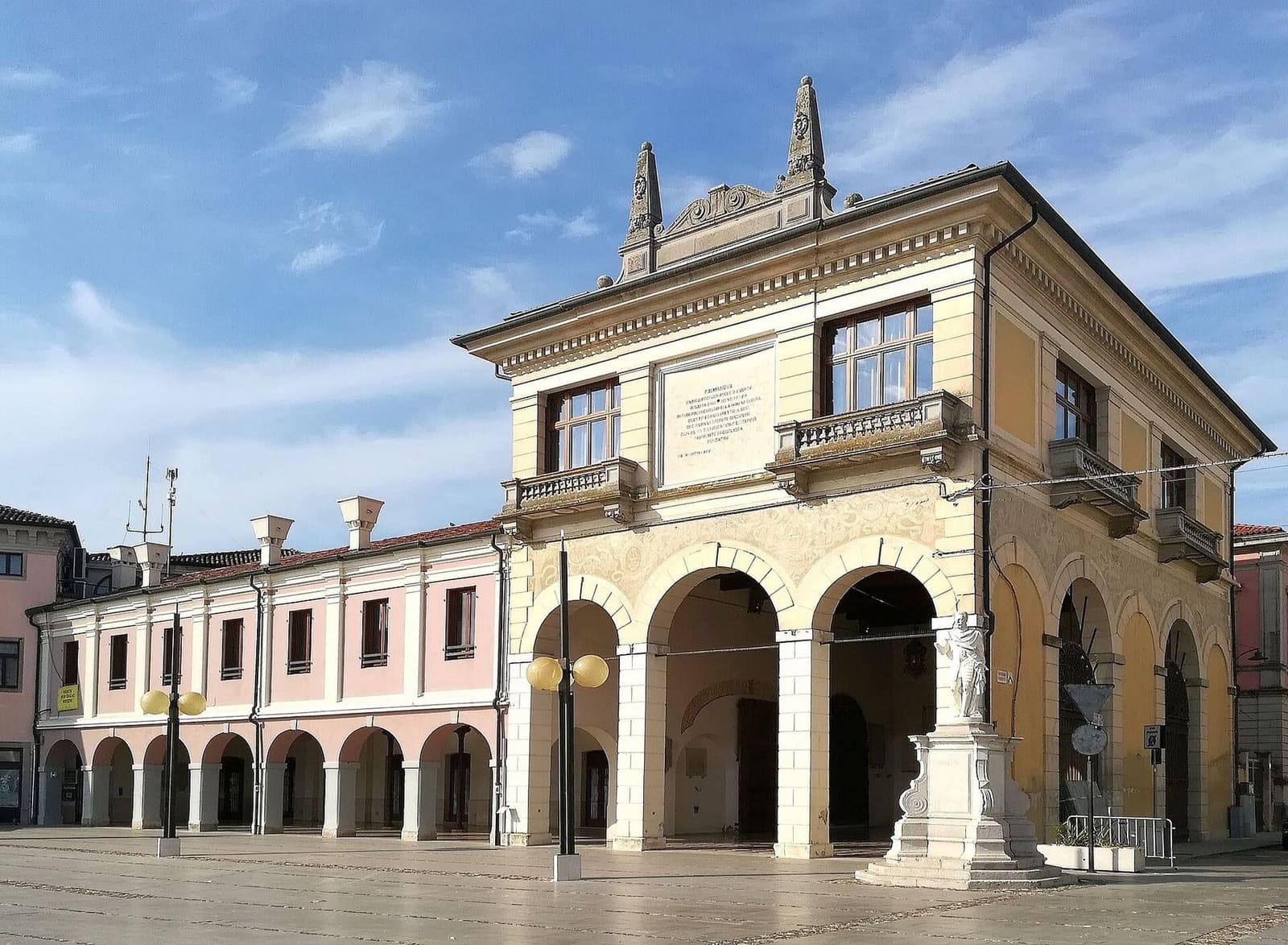 la Loggia della Gran Guardia su Piazza Grande, con una delle statue dei provveditori
