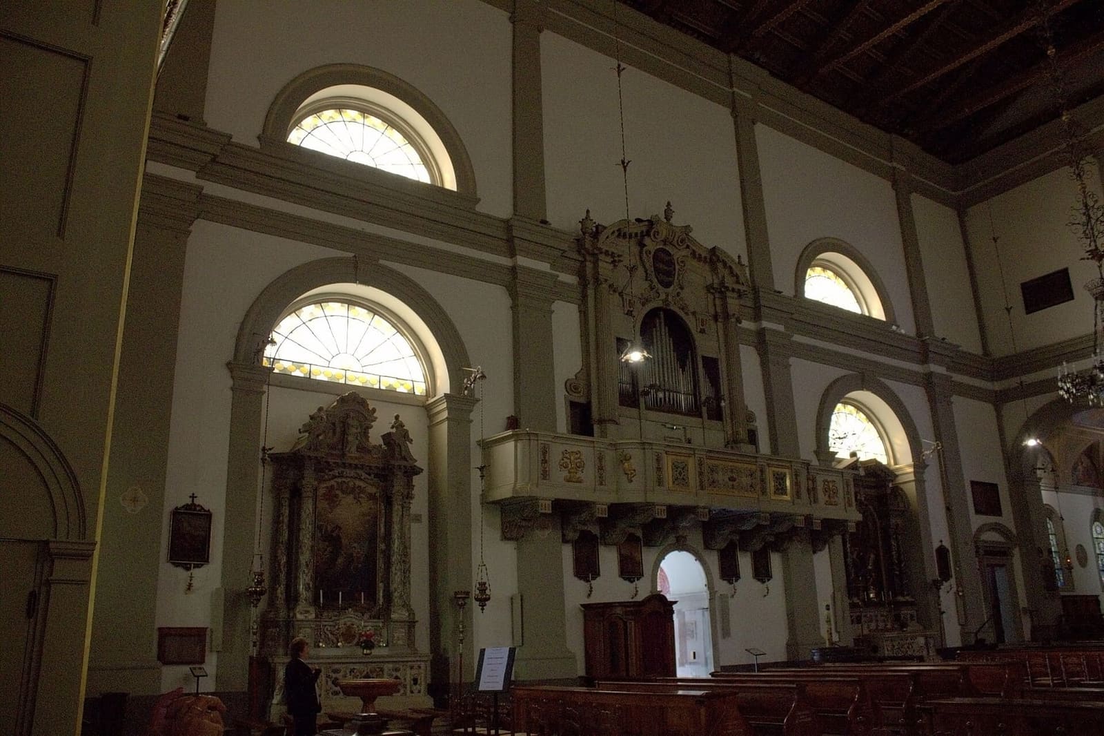 la navata del Duomo con gli altari laterali e la cantoria dell'organo