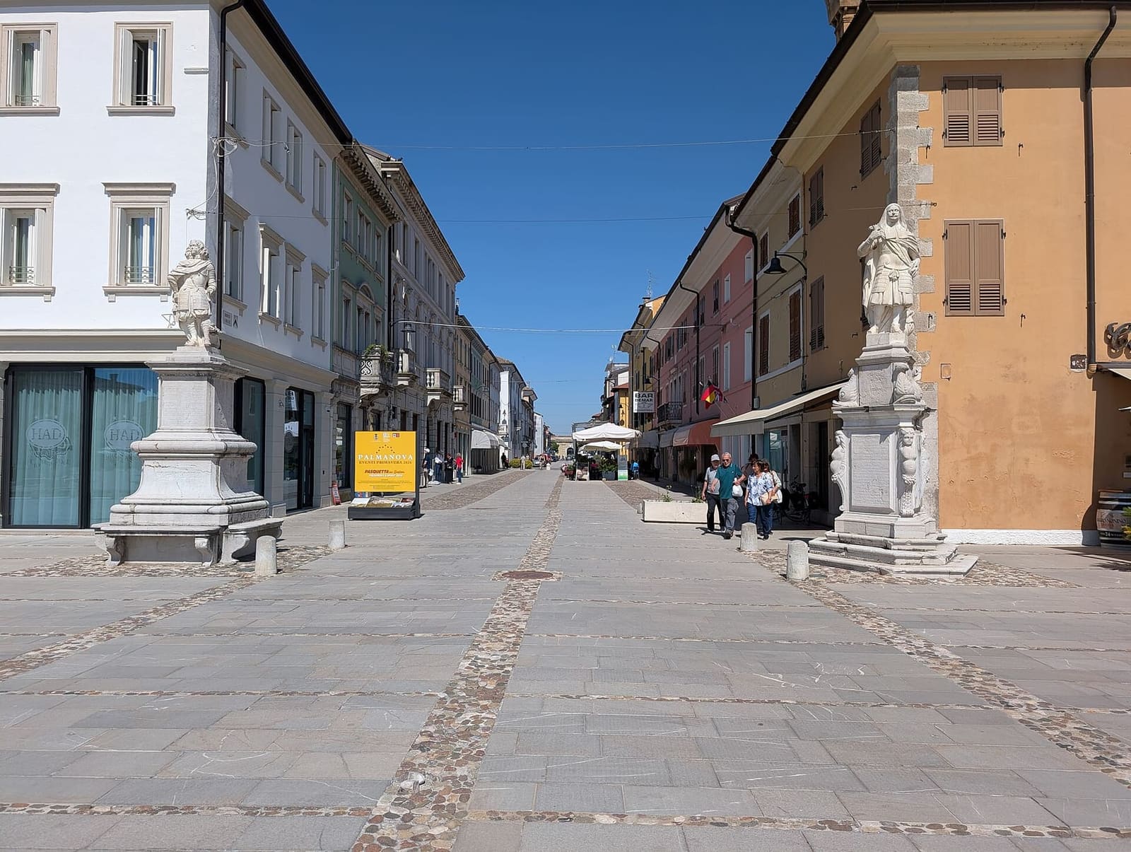 due statue dei provveditori all'imbocco di una delle strade radiali che partono da Piazza Grande
