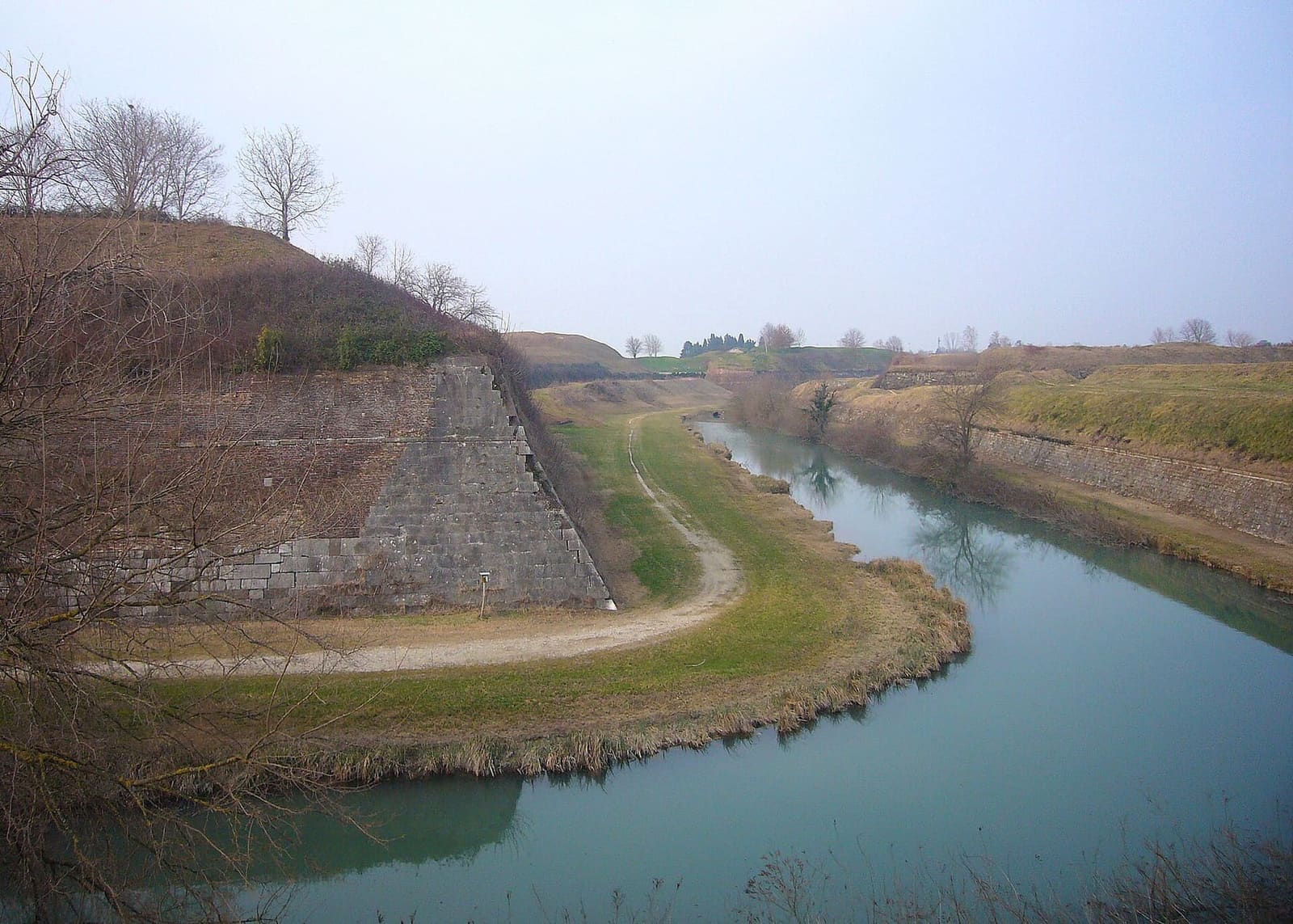 lo spigolo in pietra di un bastione affacciato sul fossato