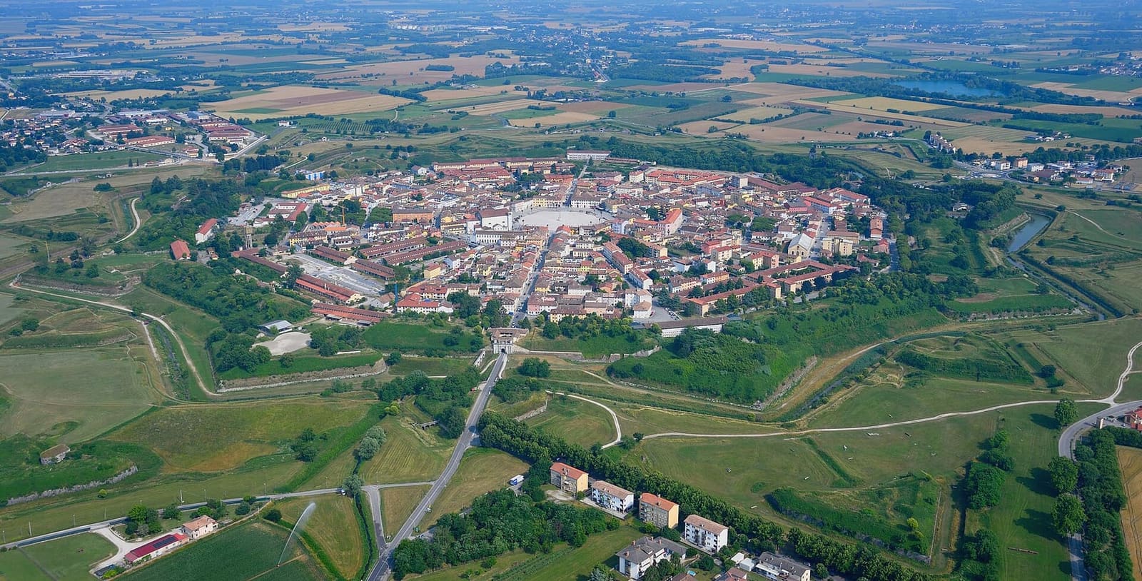 la stella a nove punte di Palmanova vista dall'alto, con i bastioni e i fossati nella campagna friulana
