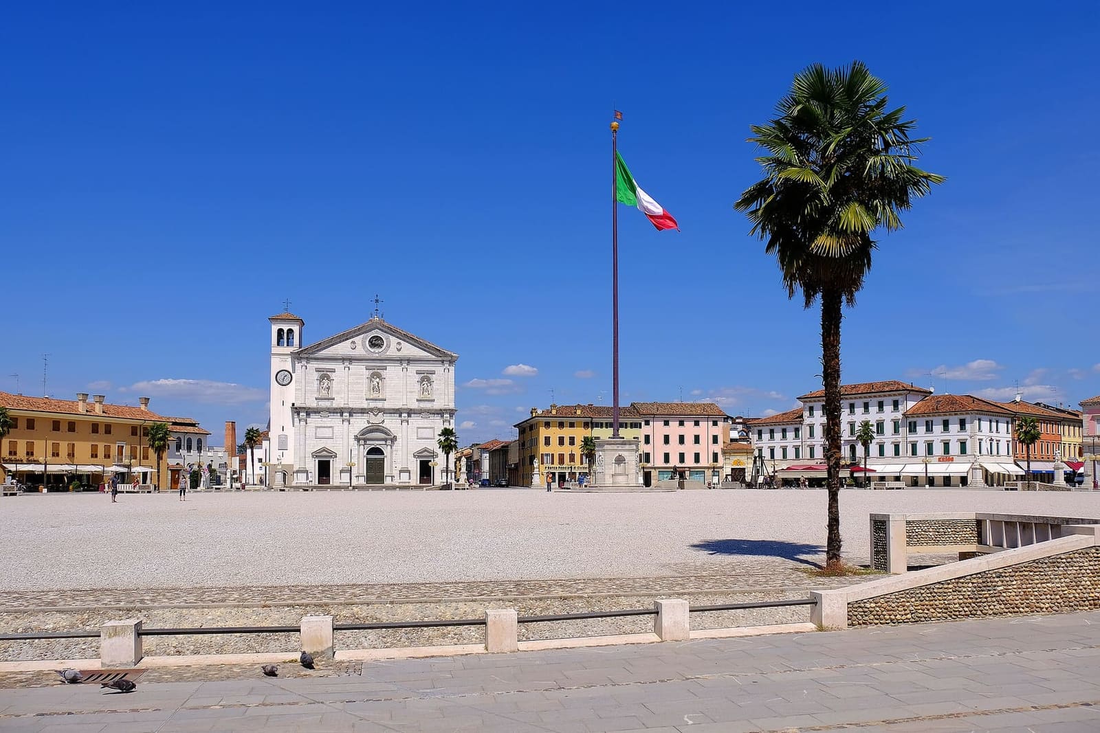 Piazza Grande, l'esagono al centro della fortezza, con il Duomo sullo sfondo