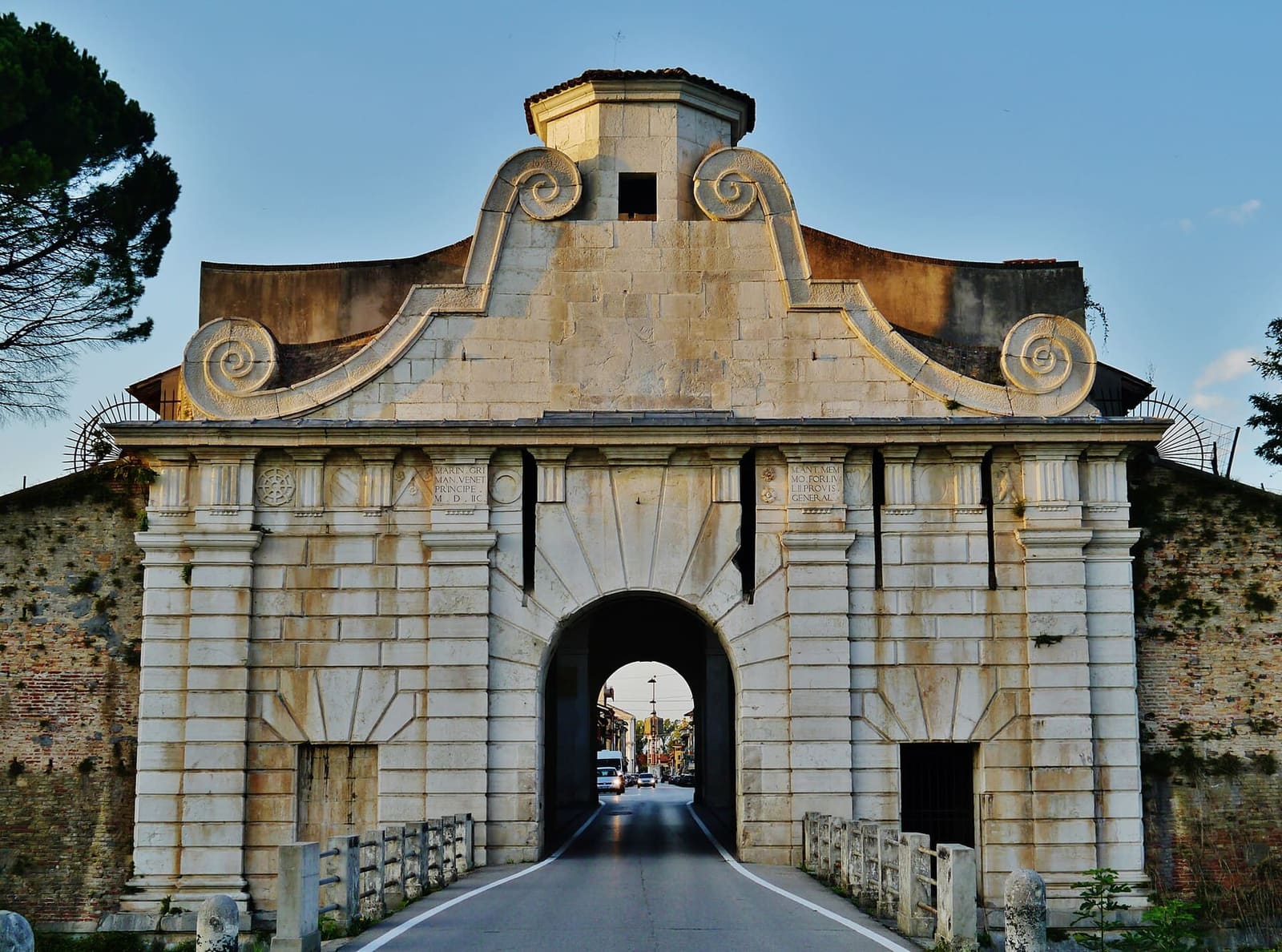 Porta Aquileia con il frontone a volute, vista dal ponte sul fossato