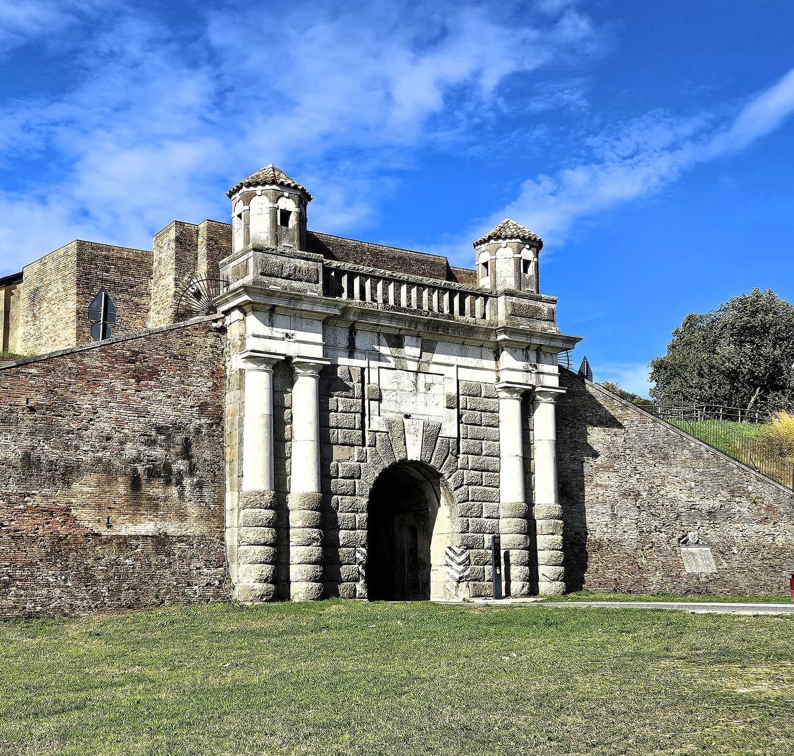Porta Cividale vista dall'esterno, fra le mura in mattoni dei bastioni