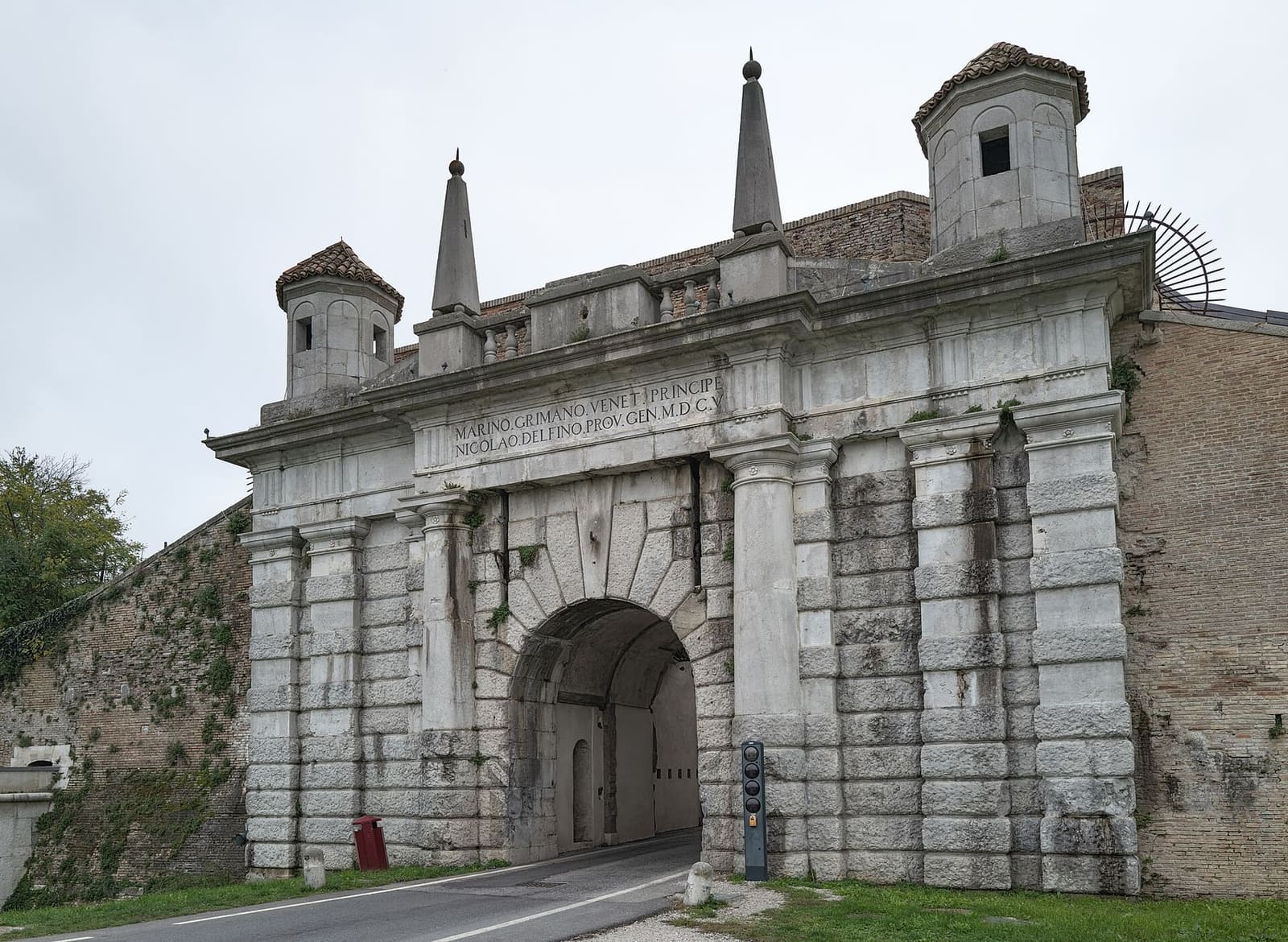 Porta Udine, con le due torrette, gli obelischi e l'iscrizione del provveditore Nicolò Dolfin