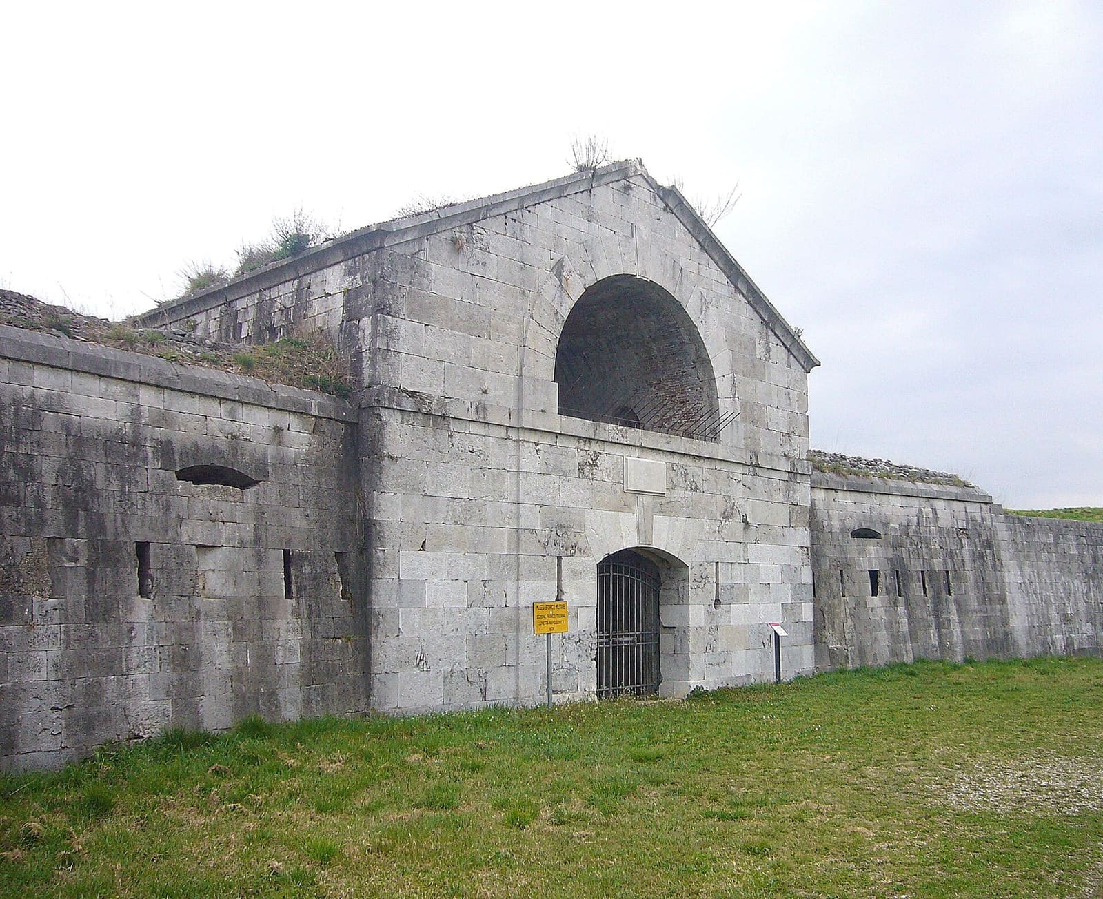 una lunetta napoleonica della cerchia esterna, aggiunta dai francesi all'inizio dell'Ottocento