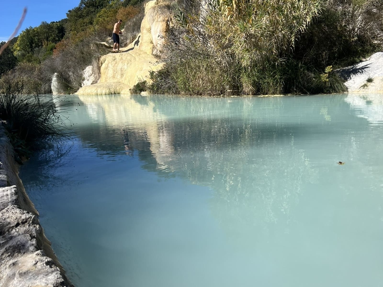 la vasca più grande del parco, con l'acqua lattiginosa chiusa a monte dalla colata di travertino