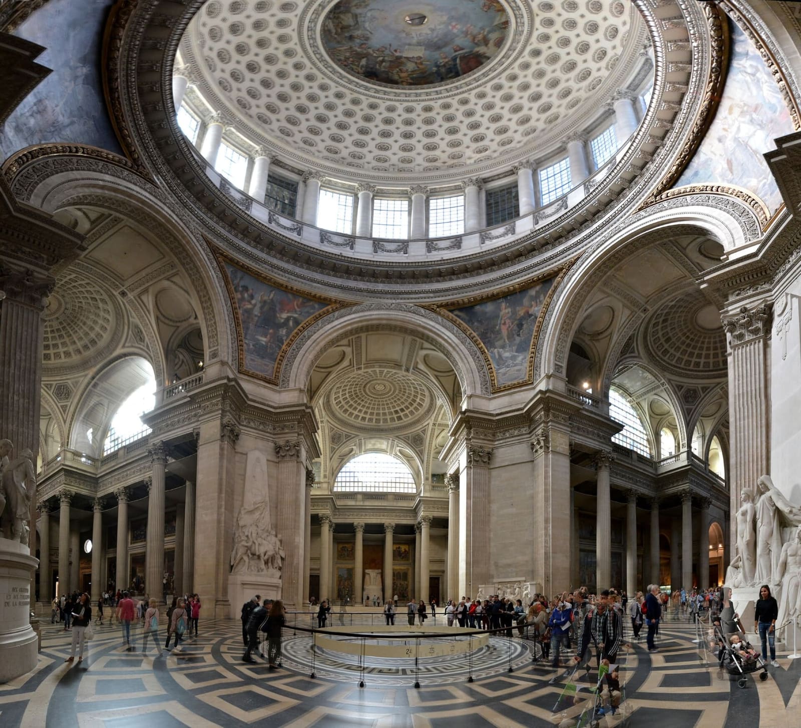 die Vierung des Panthéon unter der Kuppel, mit dem Marmorboden und den Säulen